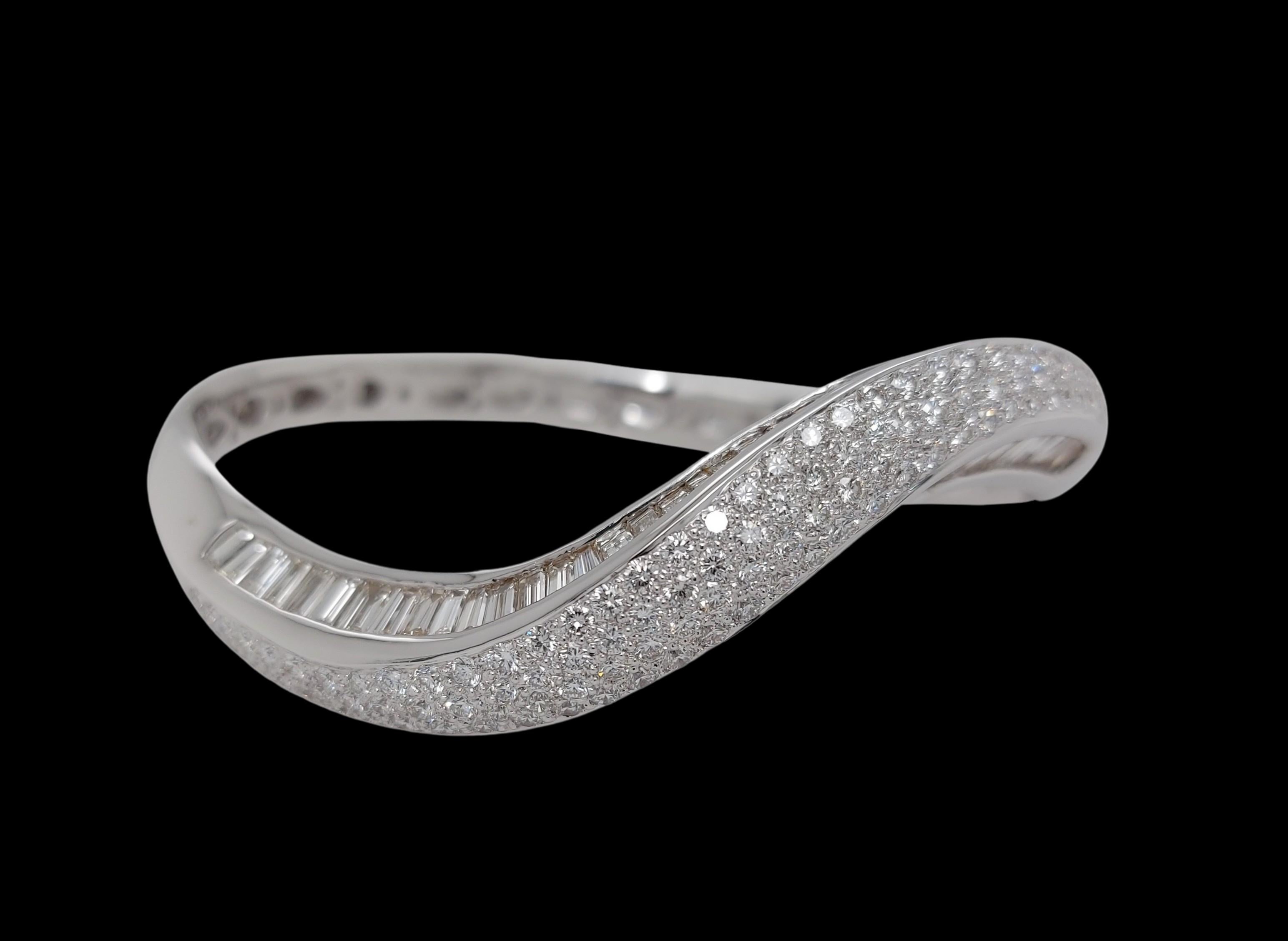 18 Karat Weißgold Wave Armreif Rund & Baguette 8,44 Karat Diamanten, ALGT zertifiziert (Kunsthandwerker*in) im Angebot