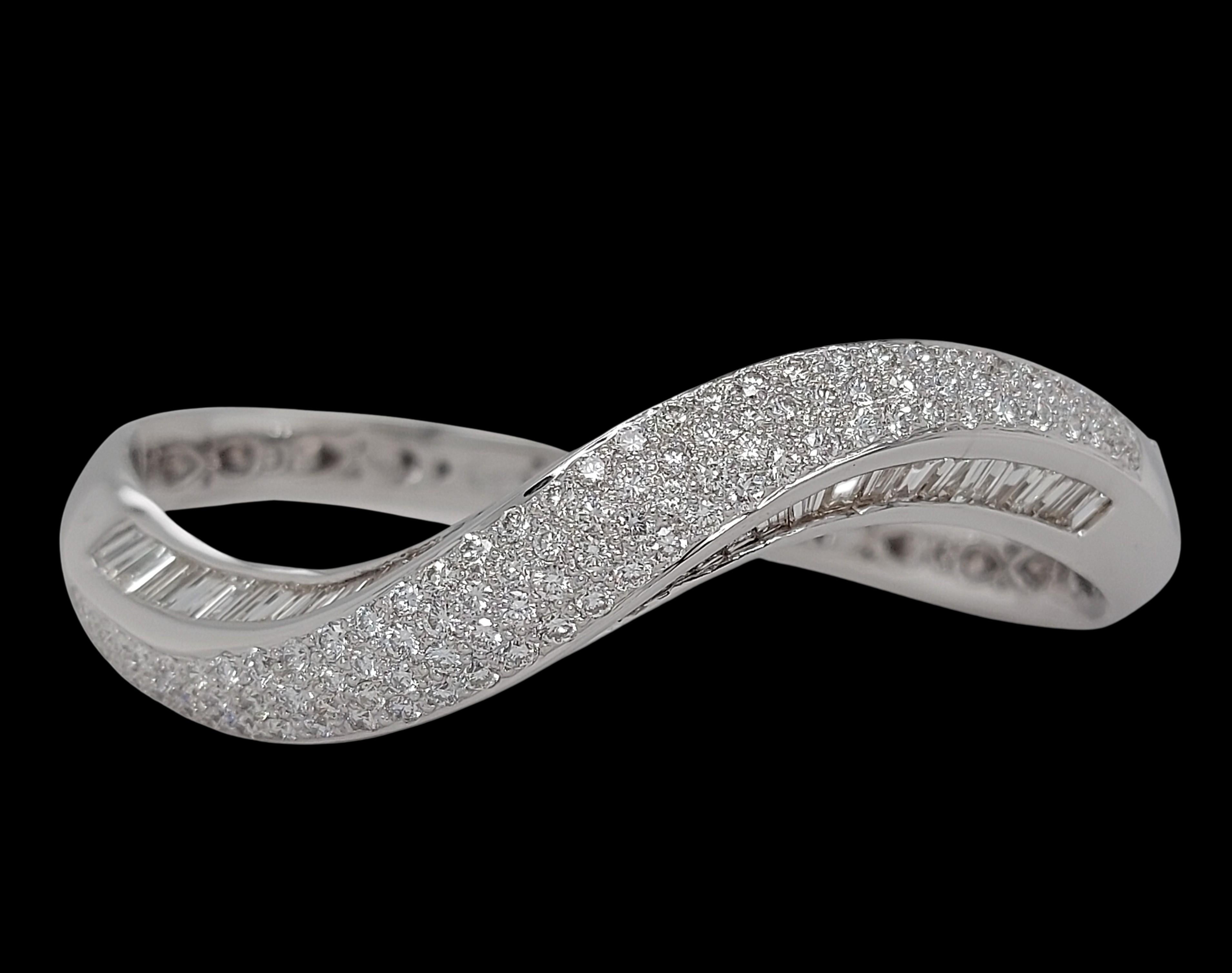 18 Karat Weißgold Wave Armreif Rund & Baguette 8,44 Karat Diamanten, ALGT zertifiziert (Baguette-Treppenschliff) im Angebot
