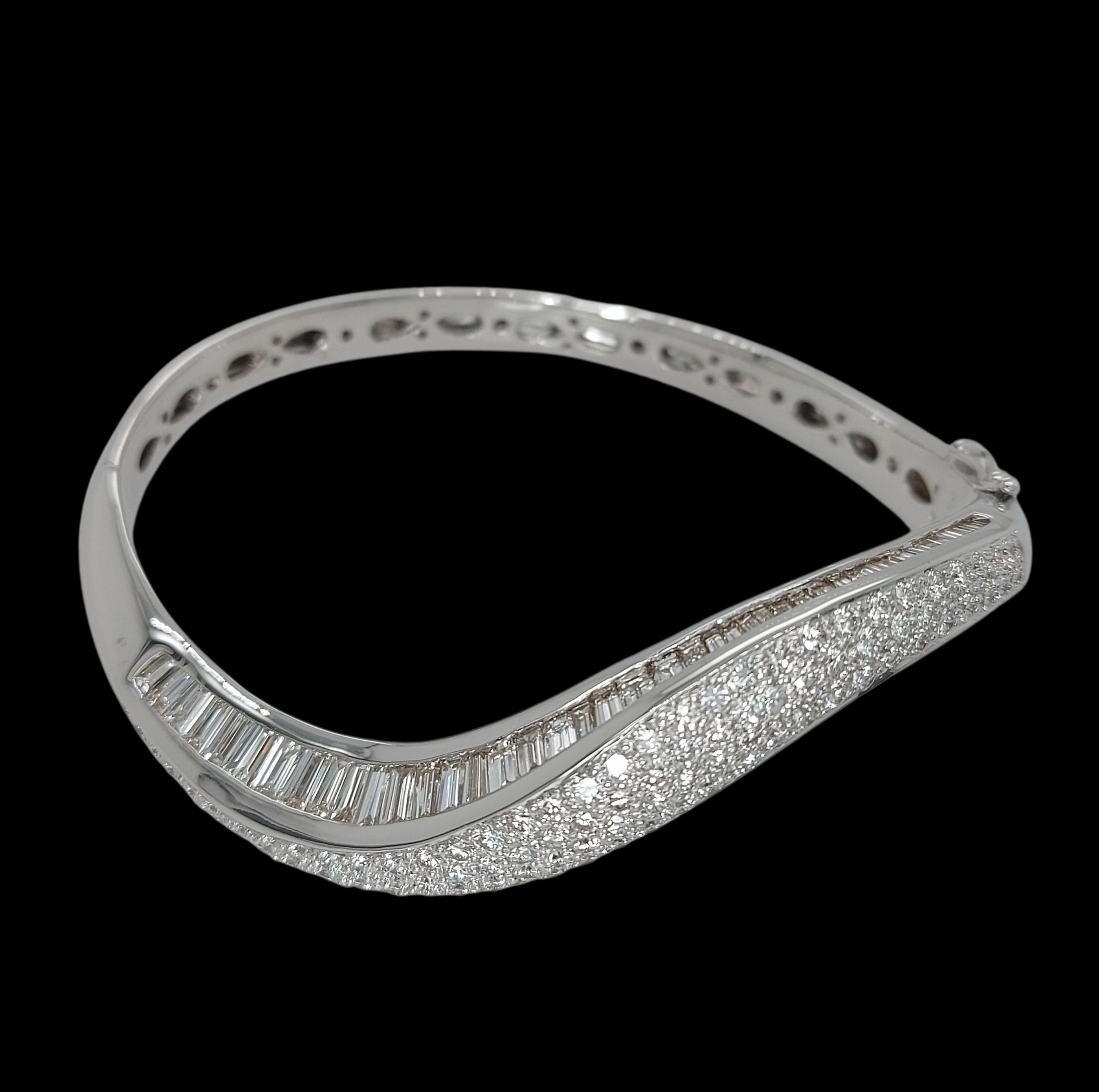18 Karat Weißgold Wave Armreif Rund & Baguette 8,44 Karat Diamanten, ALGT zertifiziert im Zustand „Neu“ im Angebot in Antwerp, BE