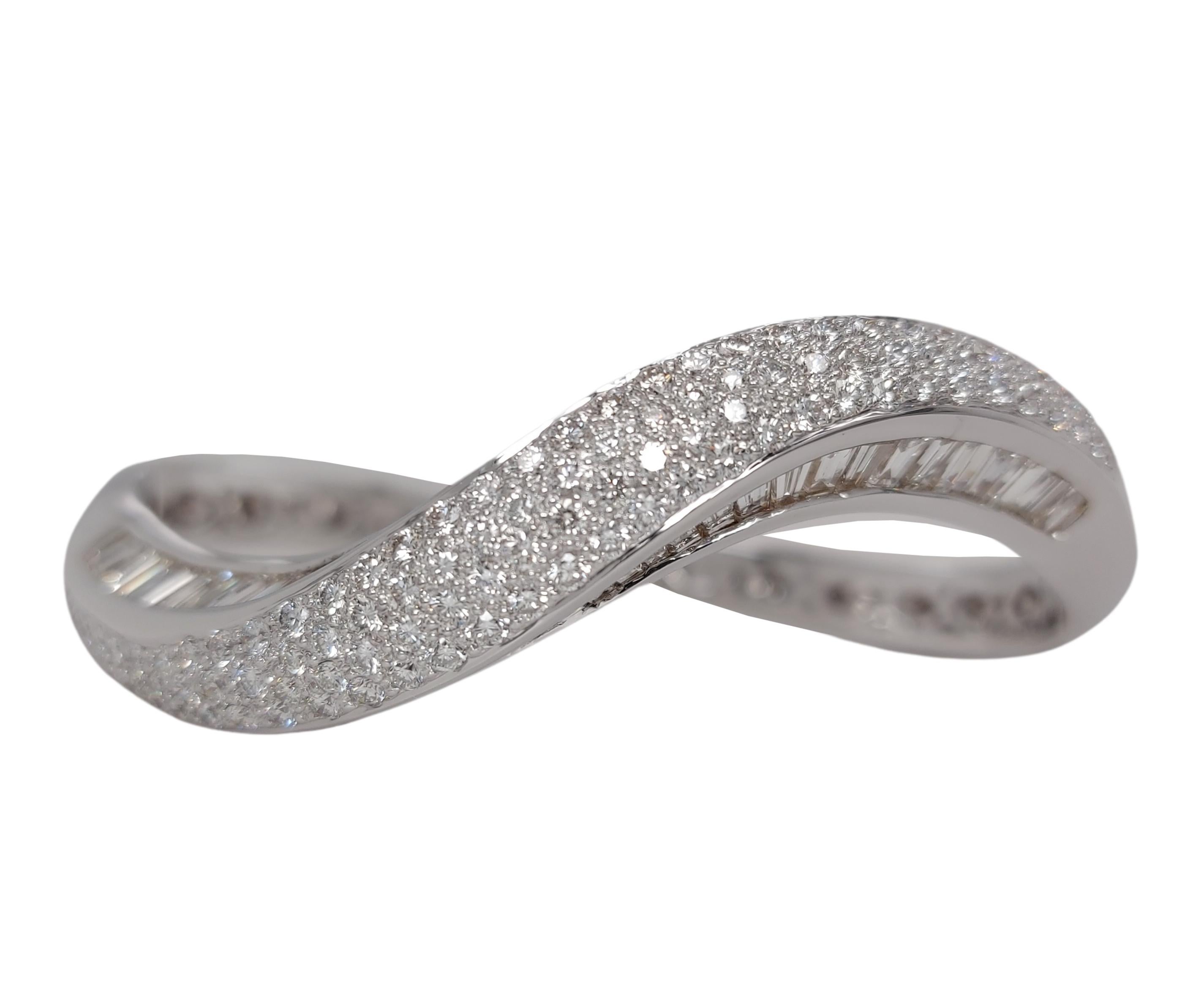 18 Karat Weißgold Wave Armreif Rund & Baguette 8,44 Karat Diamanten, ALGT zertifiziert im Angebot 1
