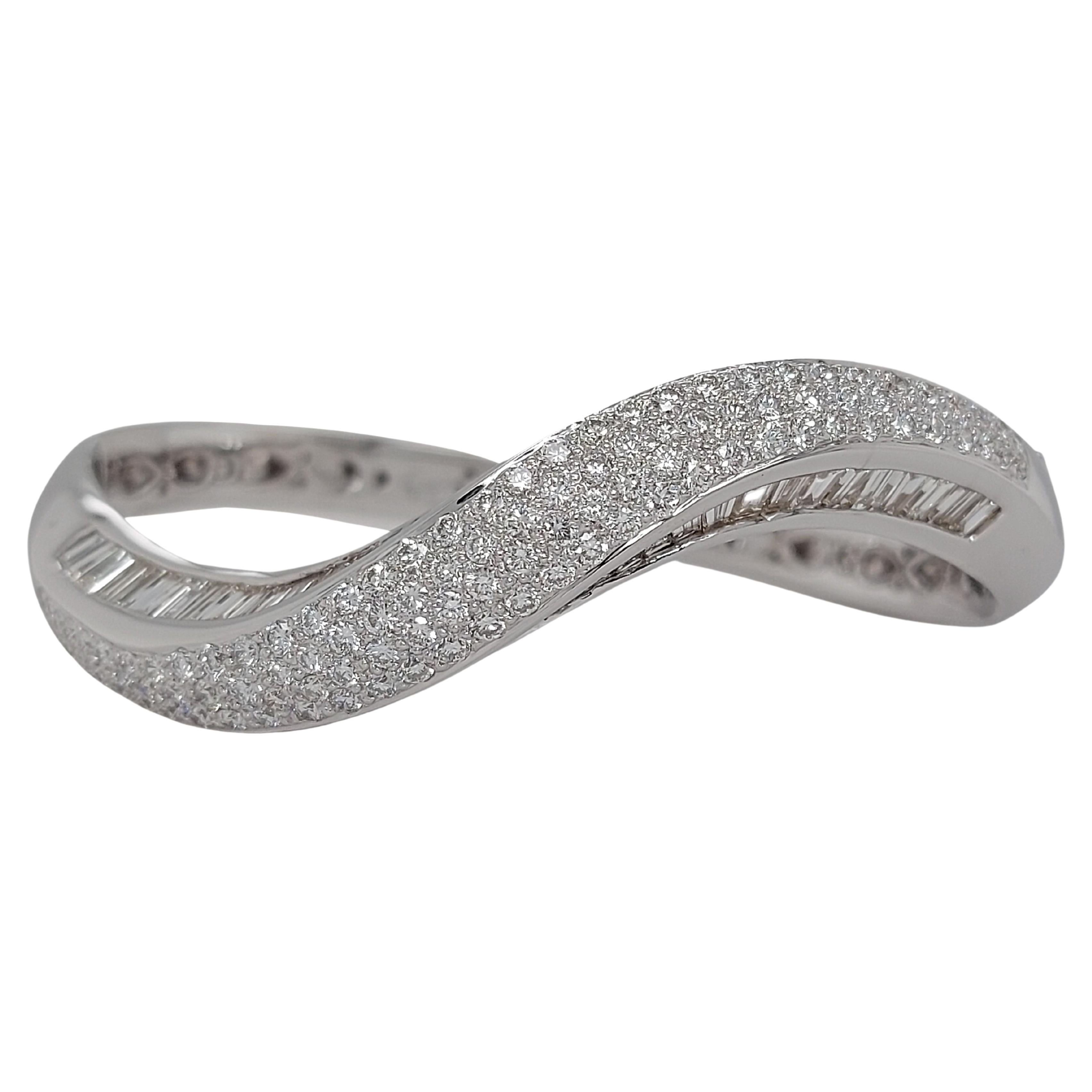 Bracelet jonc Wave en or blanc 18 carats avec diamants ronds et baguettes de 8,44 carats, certifié ALGT