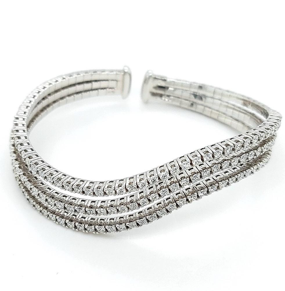 18kt White Gold Wave Bracelet Clamper / Bangle 2.83ct Diamonds In New Condition For Sale In Antwerp, BE