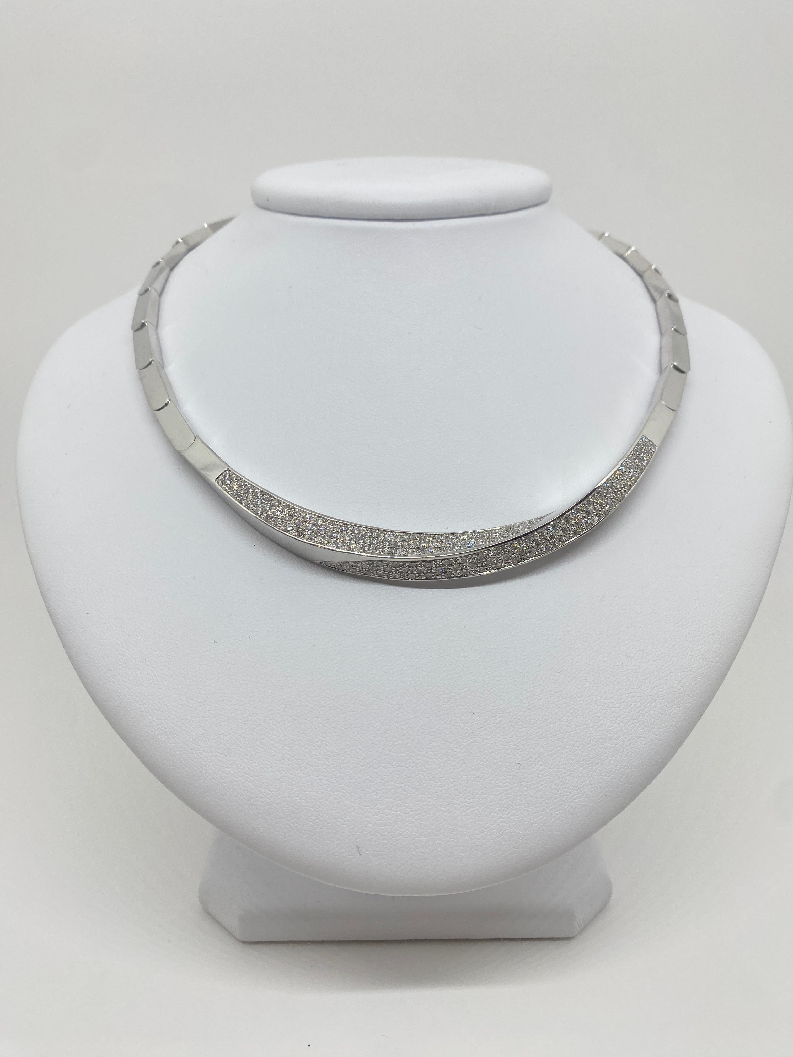 Beautifull Necklace made of 18kt white gold with natural brilliant-cut diamonds for ct 3.06

Welcome to our jewelry collection, where every piece tells a story of timeless elegance and unparalleled craftsmanship. As a family-run business in Italy