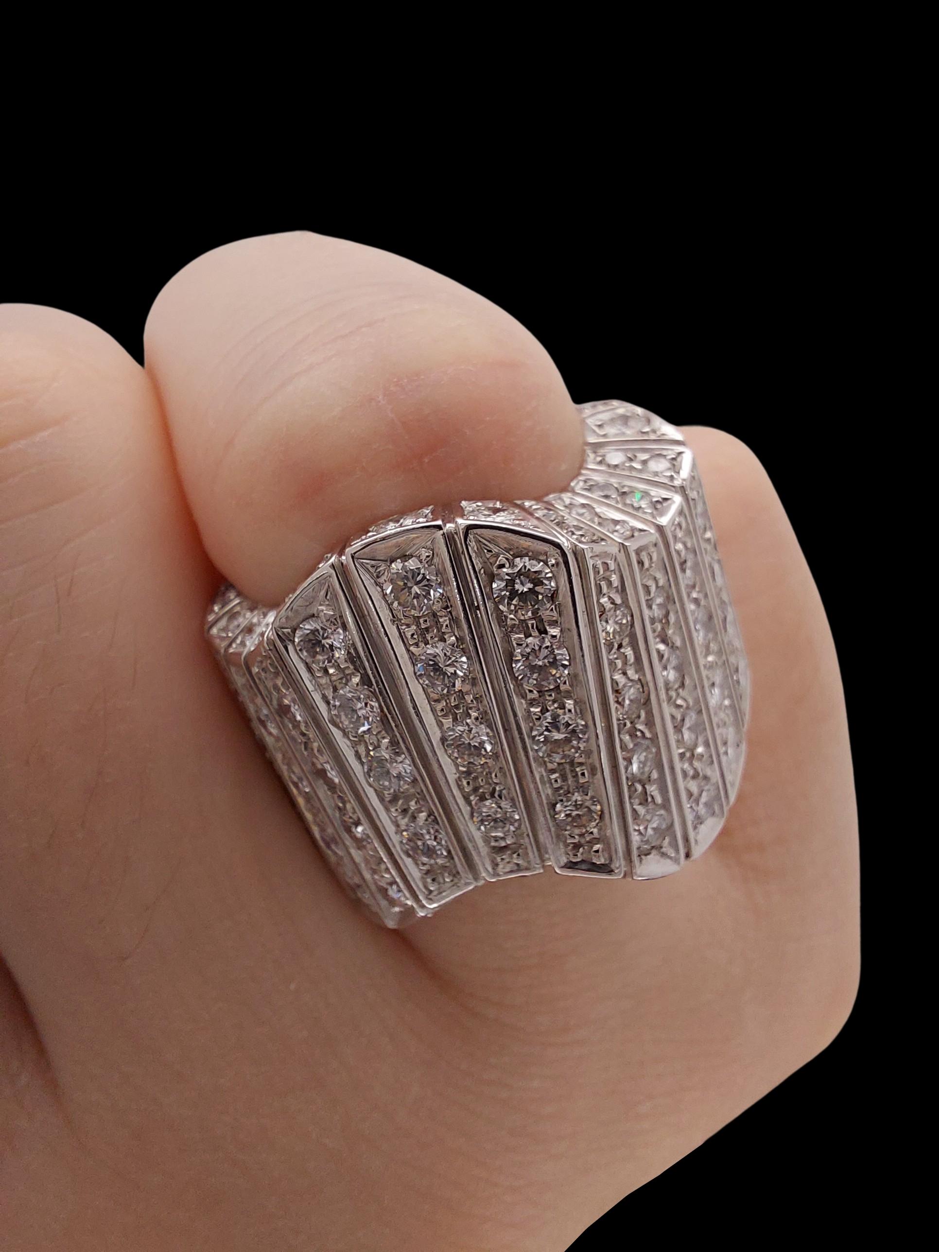 Bague vague tourbillonnante en or blanc 18 carats avec diamants taille brillant 4,4 carats en vente 4