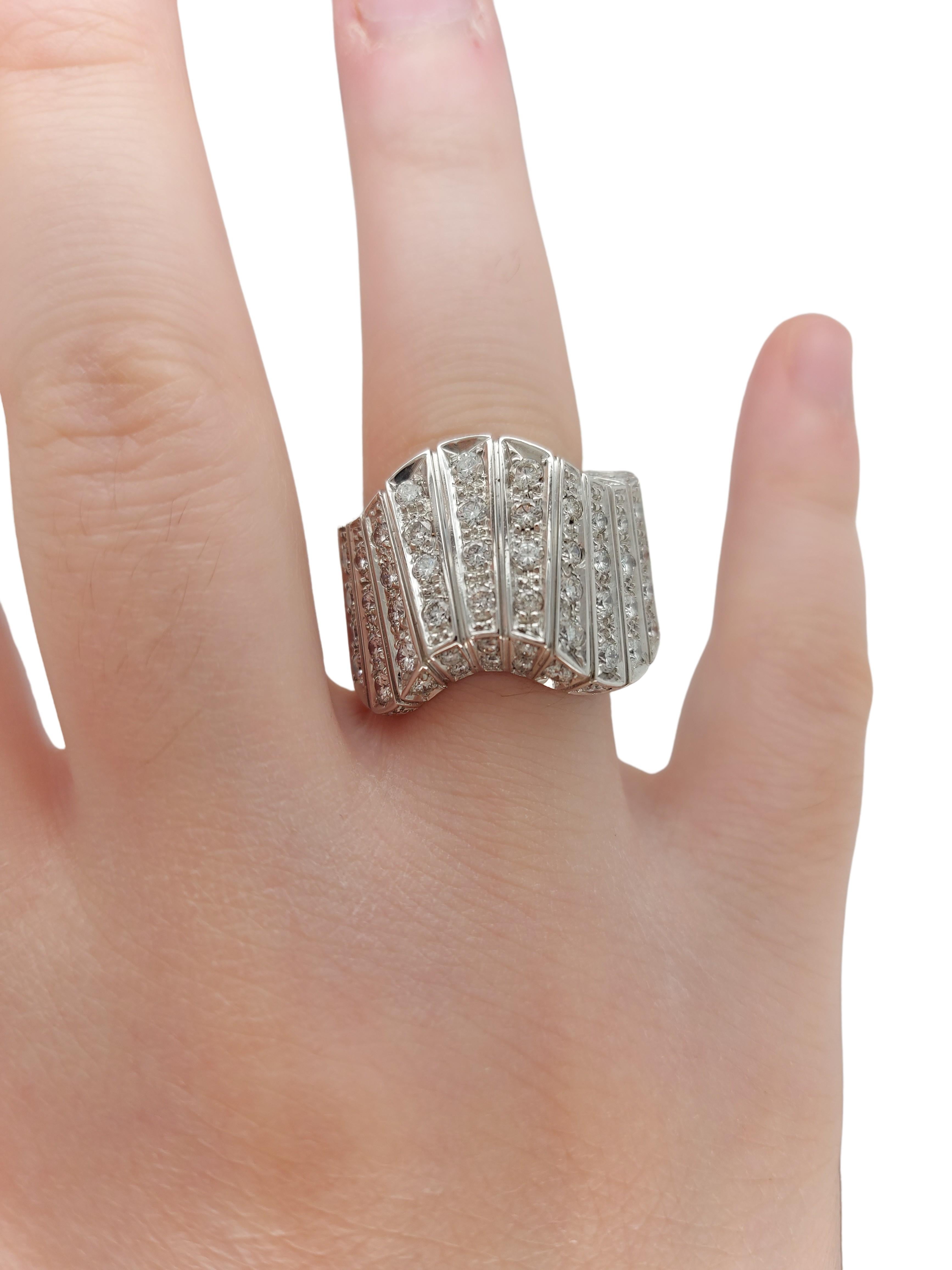Bague vague tourbillonnante en or blanc 18 carats avec diamants taille brillant 4,4 carats en vente 5