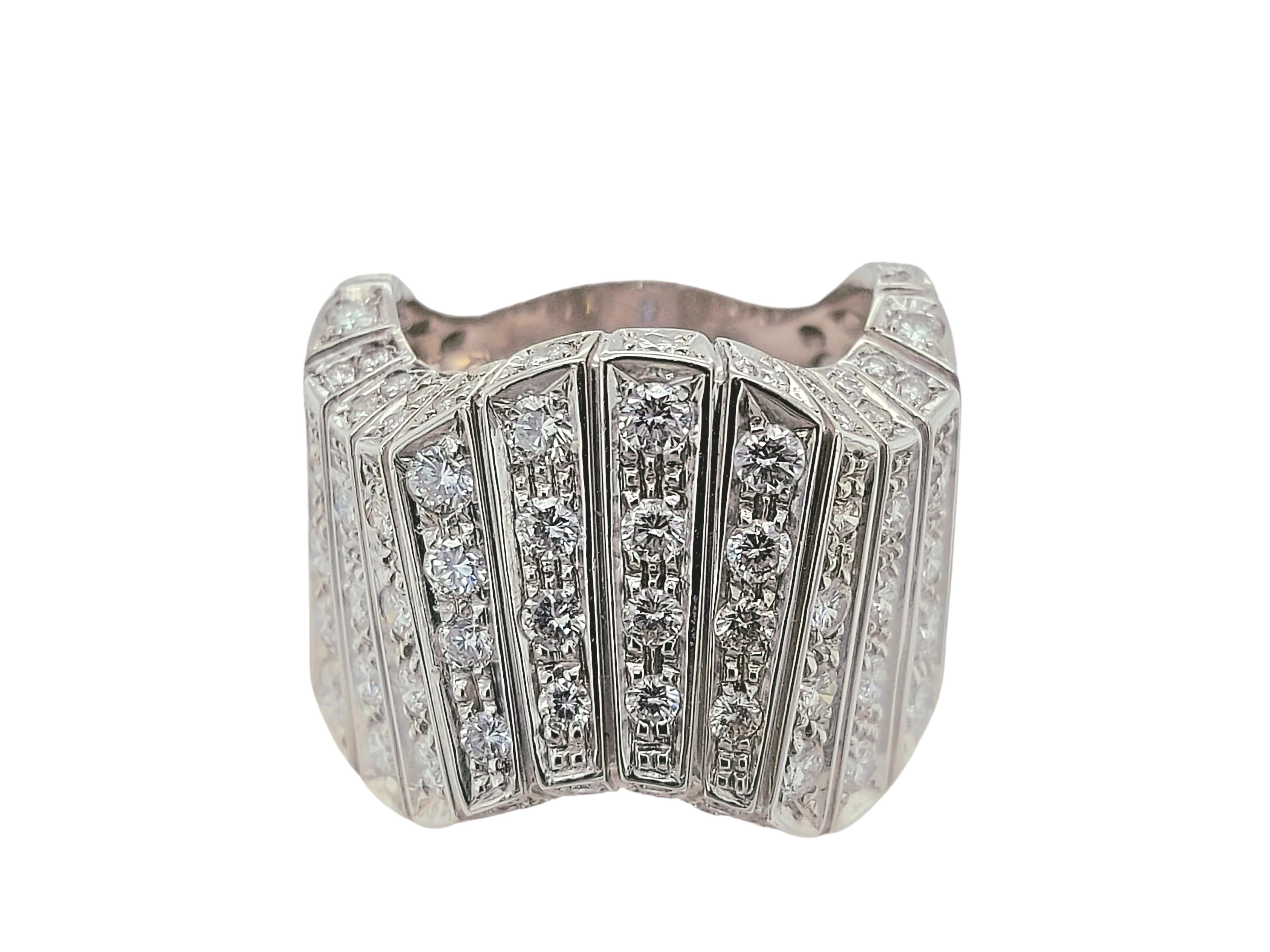 Voici une vague meilleure que toutes celles que vous verriez à la plage !
Magnifique bague à vagues en or blanc 18 carats sertie de 4,4 ct de diamants taille brillant, E/F VVS

Diamants : Diamants taille brillant, ensemble 4.40ct

Matériau : or
