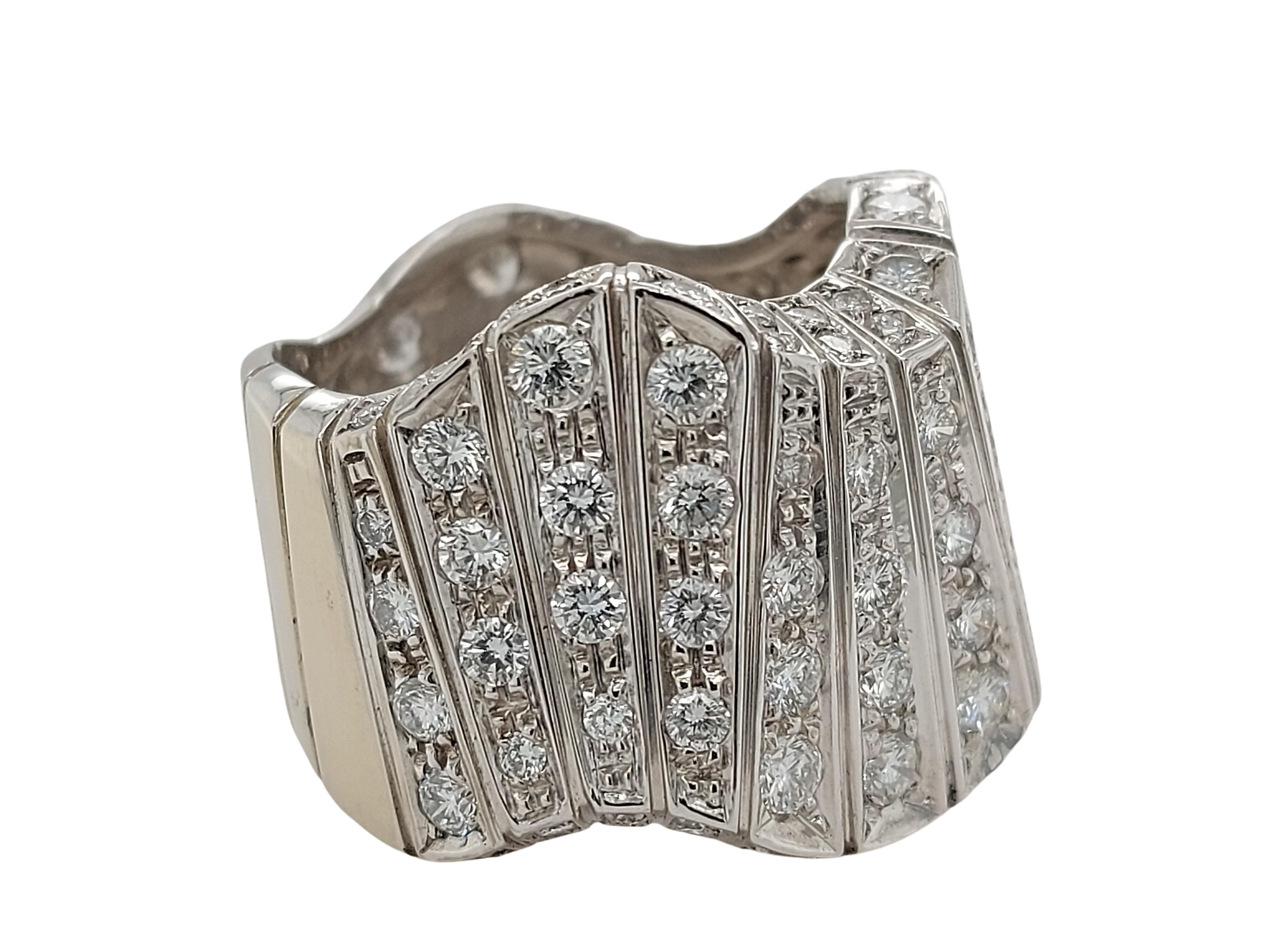 Artisan Bague vague tourbillonnante en or blanc 18 carats avec diamants taille brillant 4,4 carats en vente