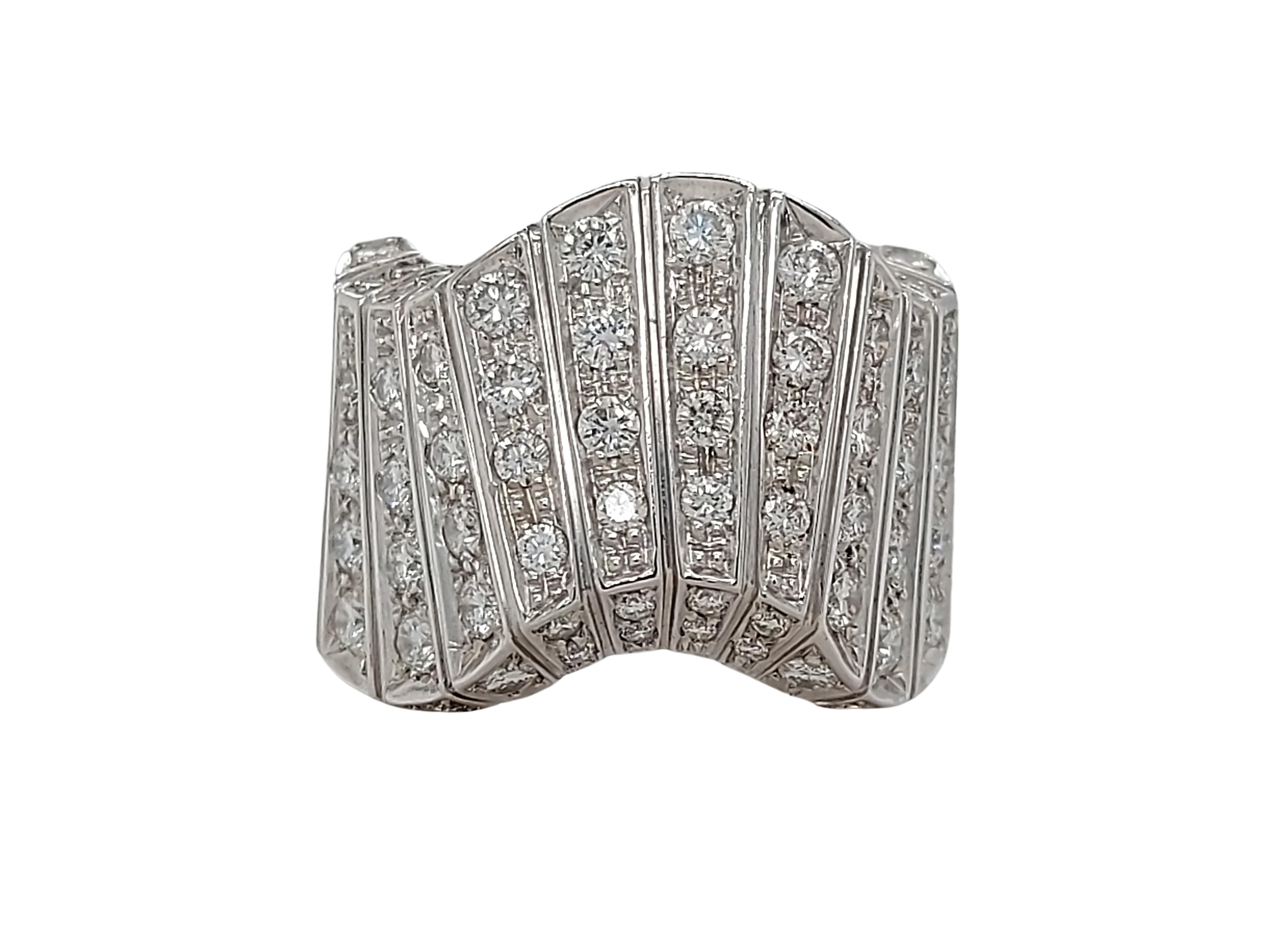 Bague vague tourbillonnante en or blanc 18 carats avec diamants taille brillant 4,4 carats Neuf - En vente à Antwerp, BE