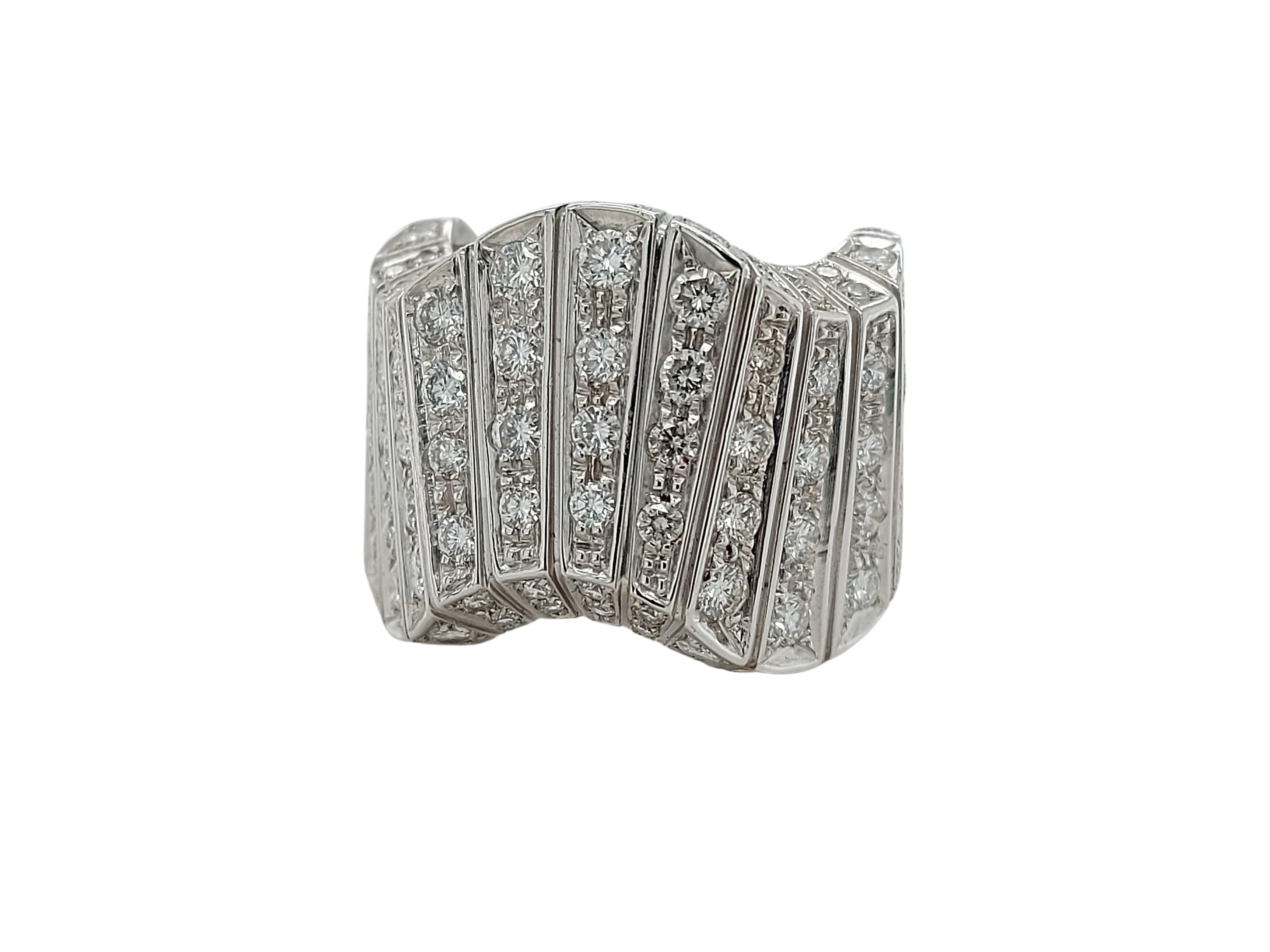 Bague vague tourbillonnante en or blanc 18 carats avec diamants taille brillant 4,4 carats en vente 1