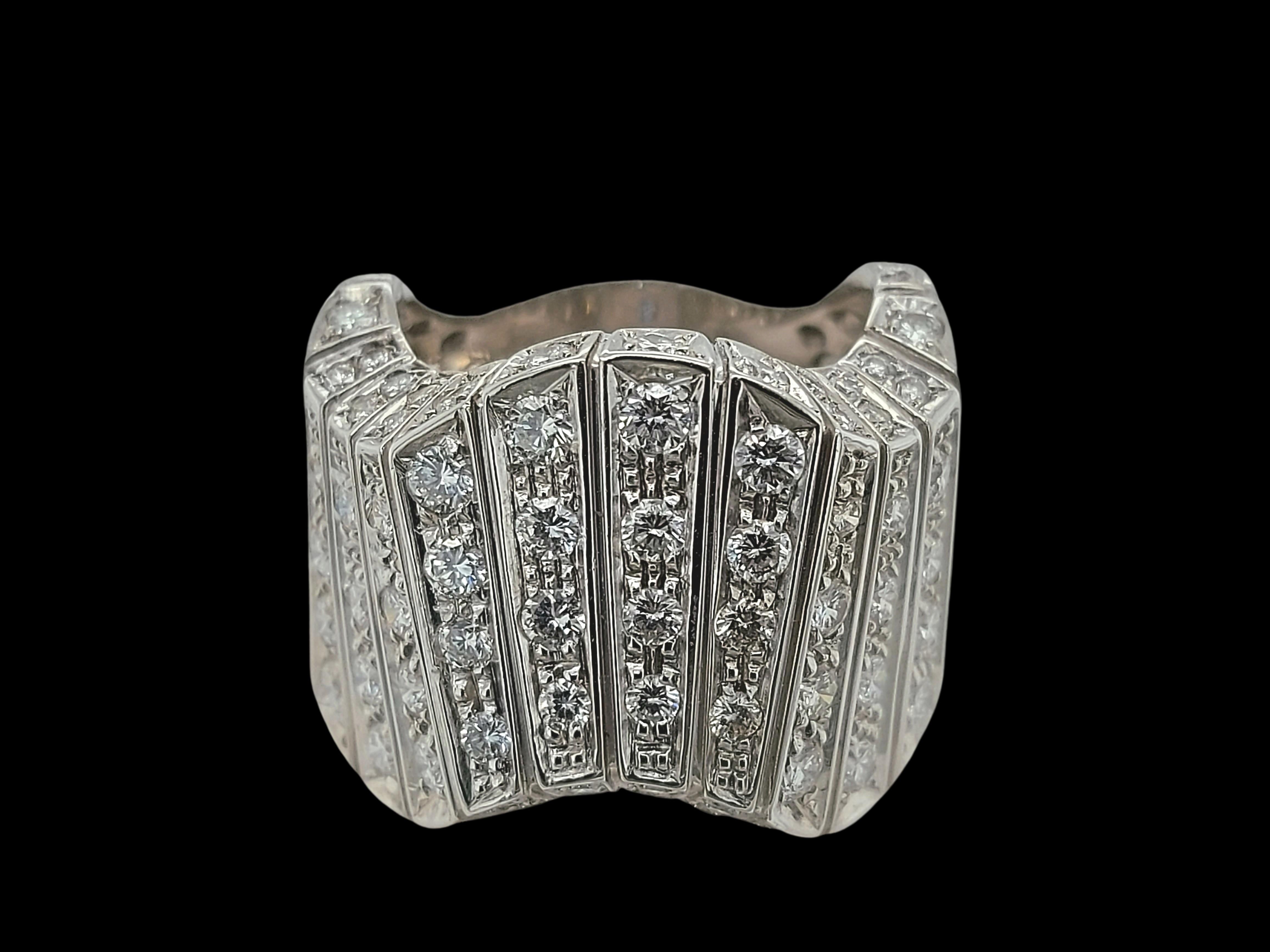 Bague vague tourbillonnante en or blanc 18 carats avec diamants taille brillant 4,4 carats en vente 2