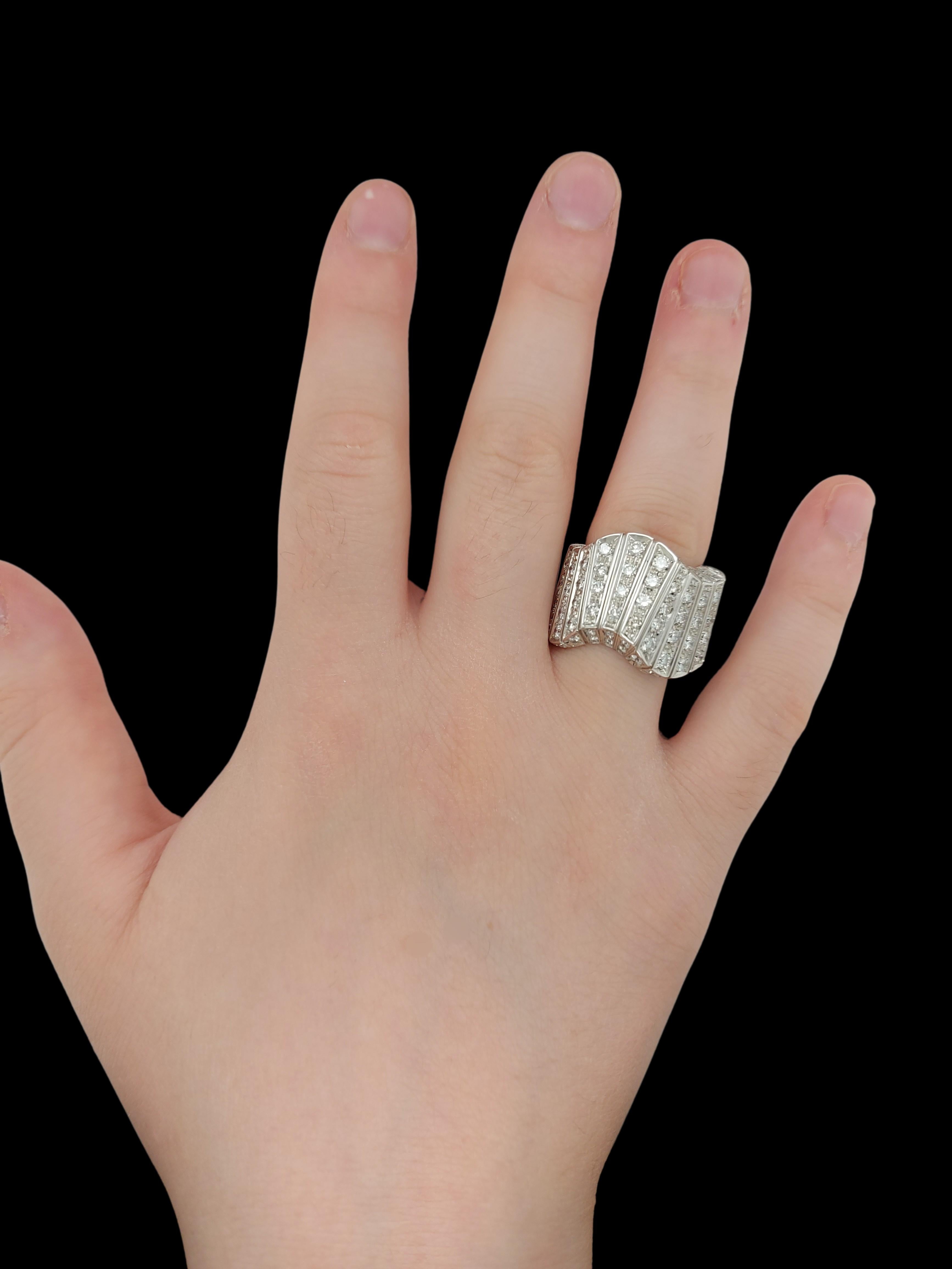 Bague vague tourbillonnante en or blanc 18 carats avec diamants taille brillant 4,4 carats en vente 3