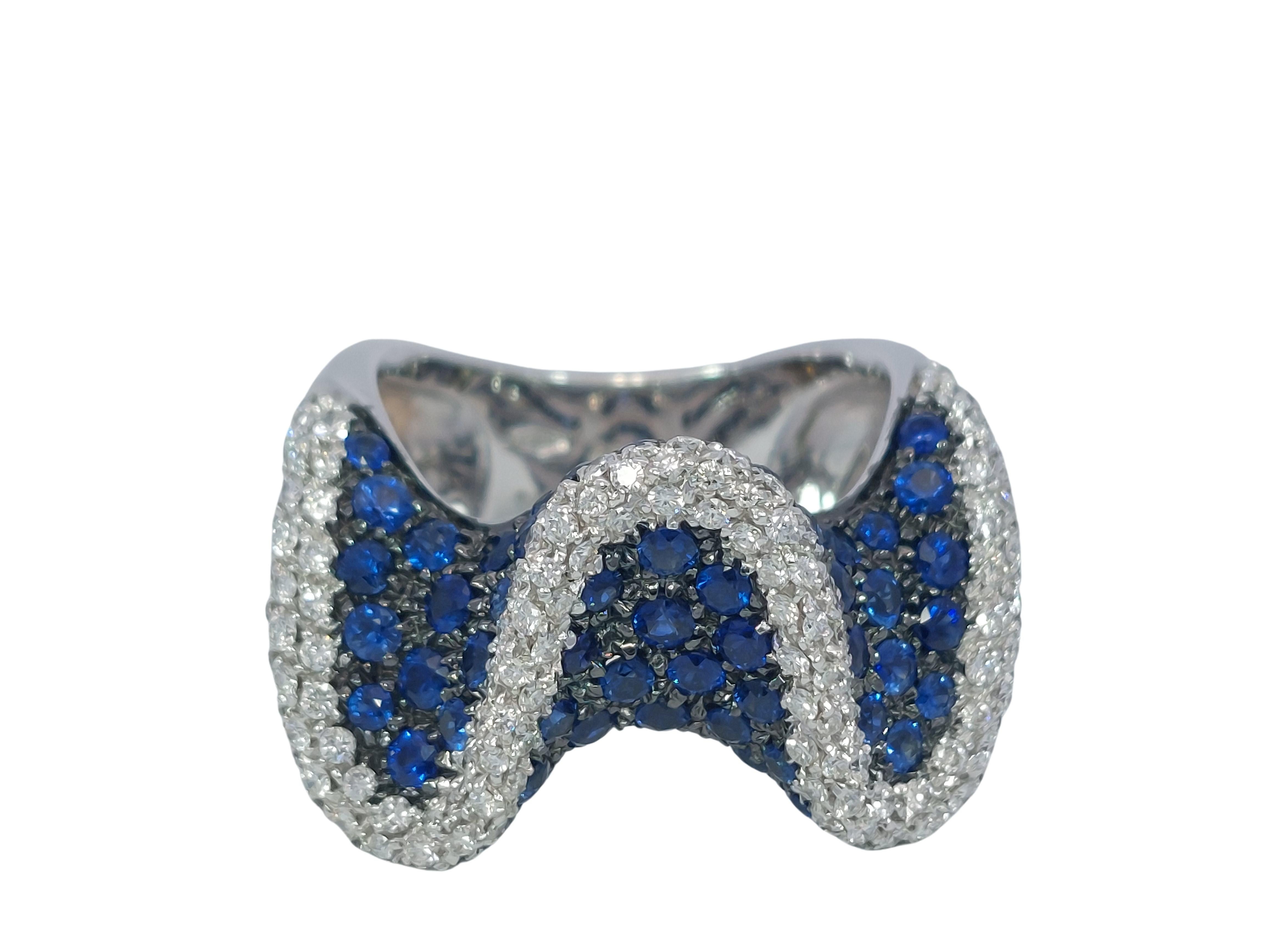18kt White Gold Ring With 2.6ct Diamonds and 2.8ct Blue Sapphire

Diamonds:  brilliant cut diamonds together approx. 2.60ct

Sapphires: blue sapphires together approx. 2.80ct

Material: 18kt white gold

Ring size: 53 EU / 6.5 US (can be resized for