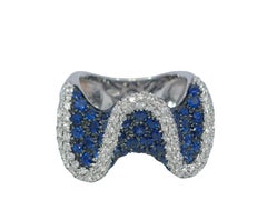 18 Karat Weißgold gewellter Ring mit 2,6 Karat Diamanten und 2,8 Karat blauen Saphiren