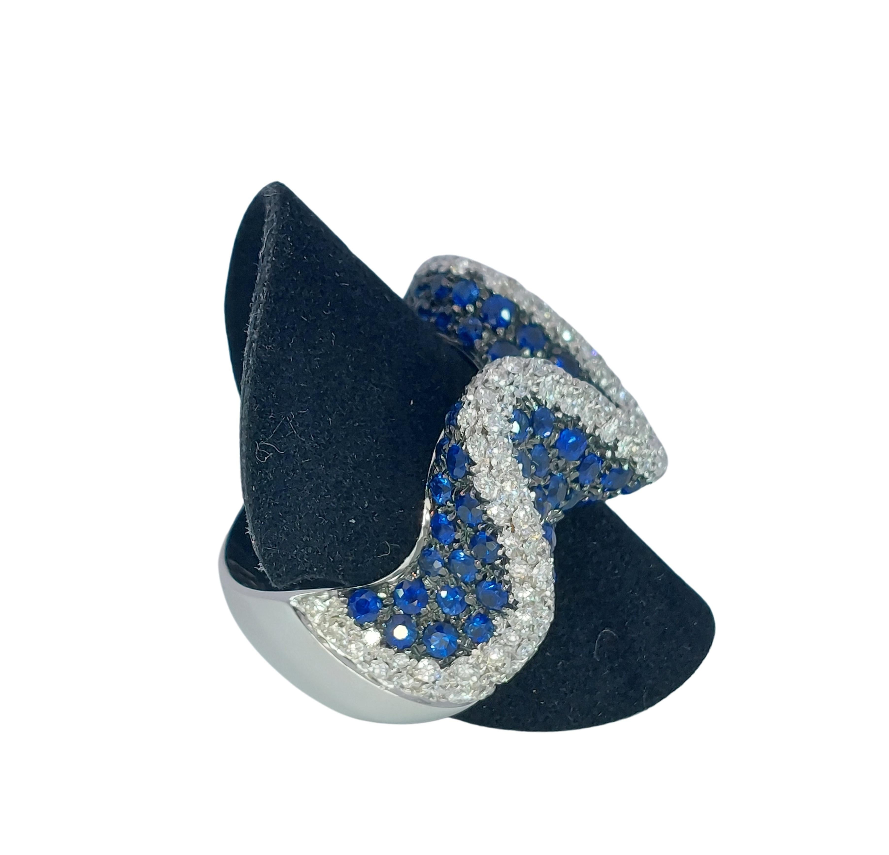 18kt White Gold Wavy Ring with 2.6ct Diamonds & 2.8ct Blue Sapphires In New Condition For Sale In Antwerp, BE