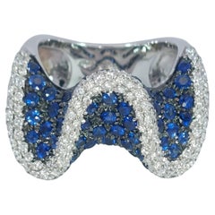 18 Karat Weißgold gewellter Ring mit 2,6 Karat Diamanten und 2,8 Karat blauen Saphiren