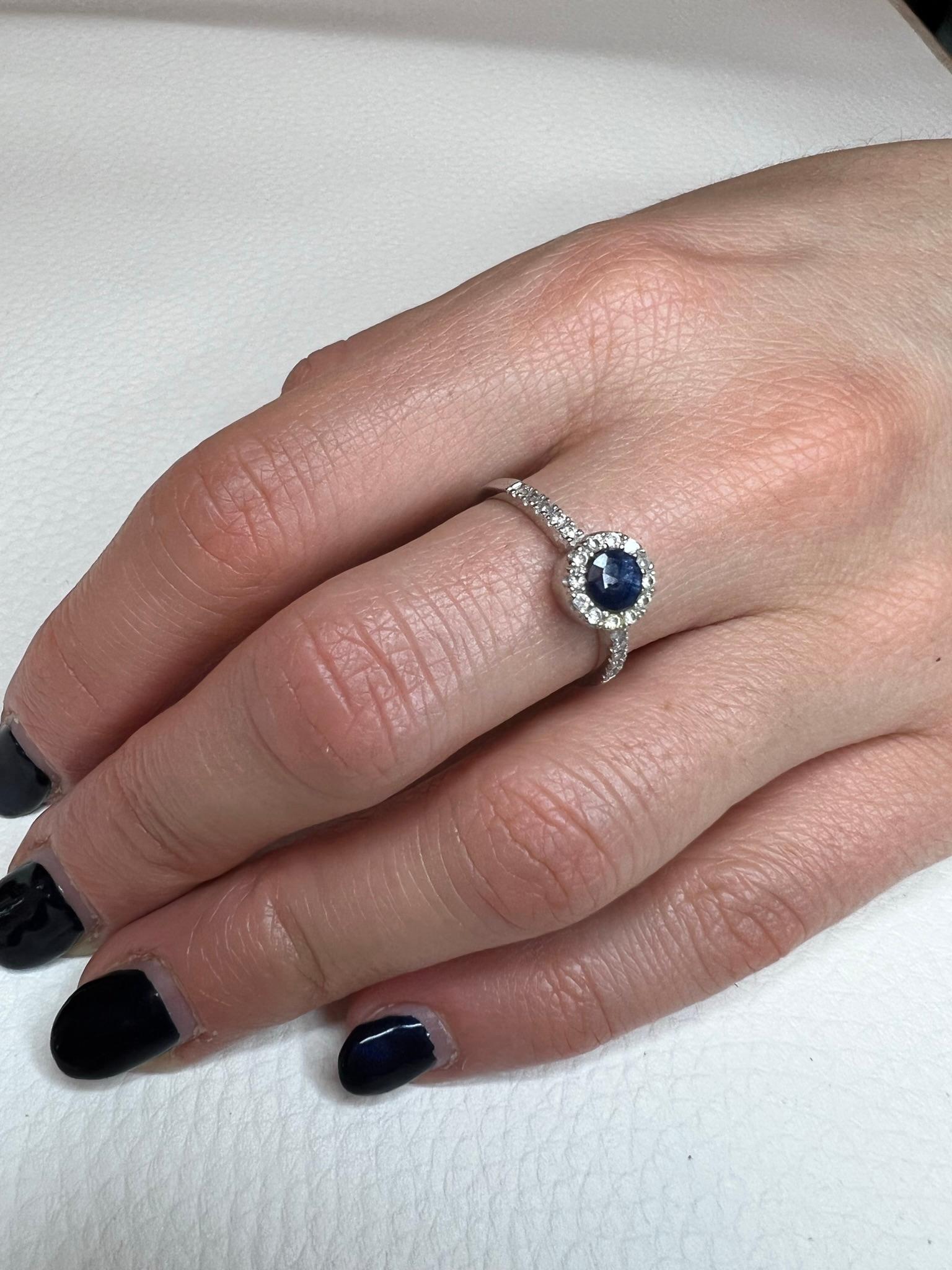 modern, classic, suitable for any occasion.    Pretty ring in 18kt gold with White Diamonds Cts 0,25  Stone : Sapphire round cut mm 5,00

Ring size : 14 - 54   USA 7  g.4,00


All Stanoppi Jewelry is new and has never been previously owned or worn.
