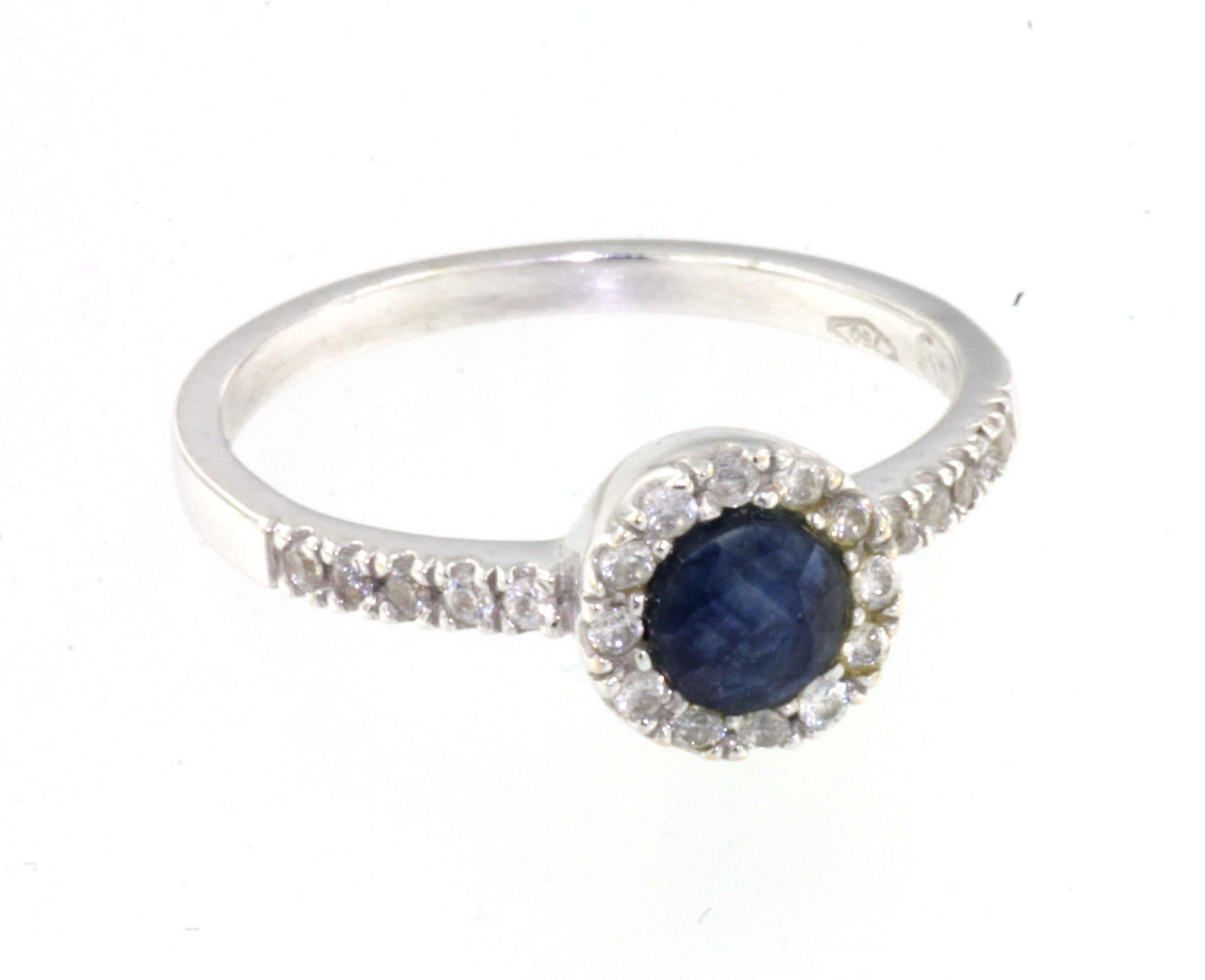 Contemporary 18Kt White Gold Whit White Diamonds and Sapphire Ring For Sale