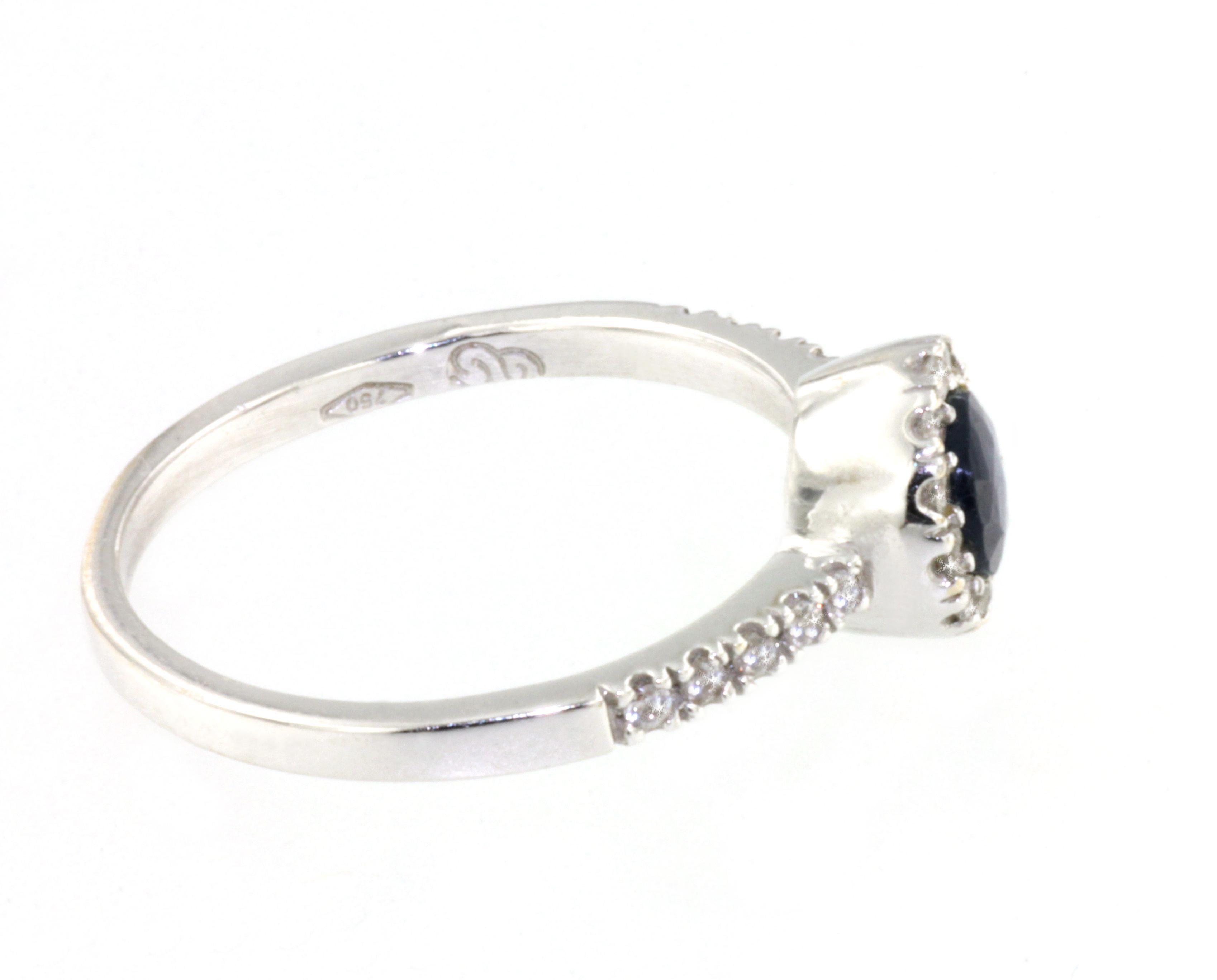 Round Cut 18Kt White Gold Whit White Diamonds and Sapphire Ring For Sale