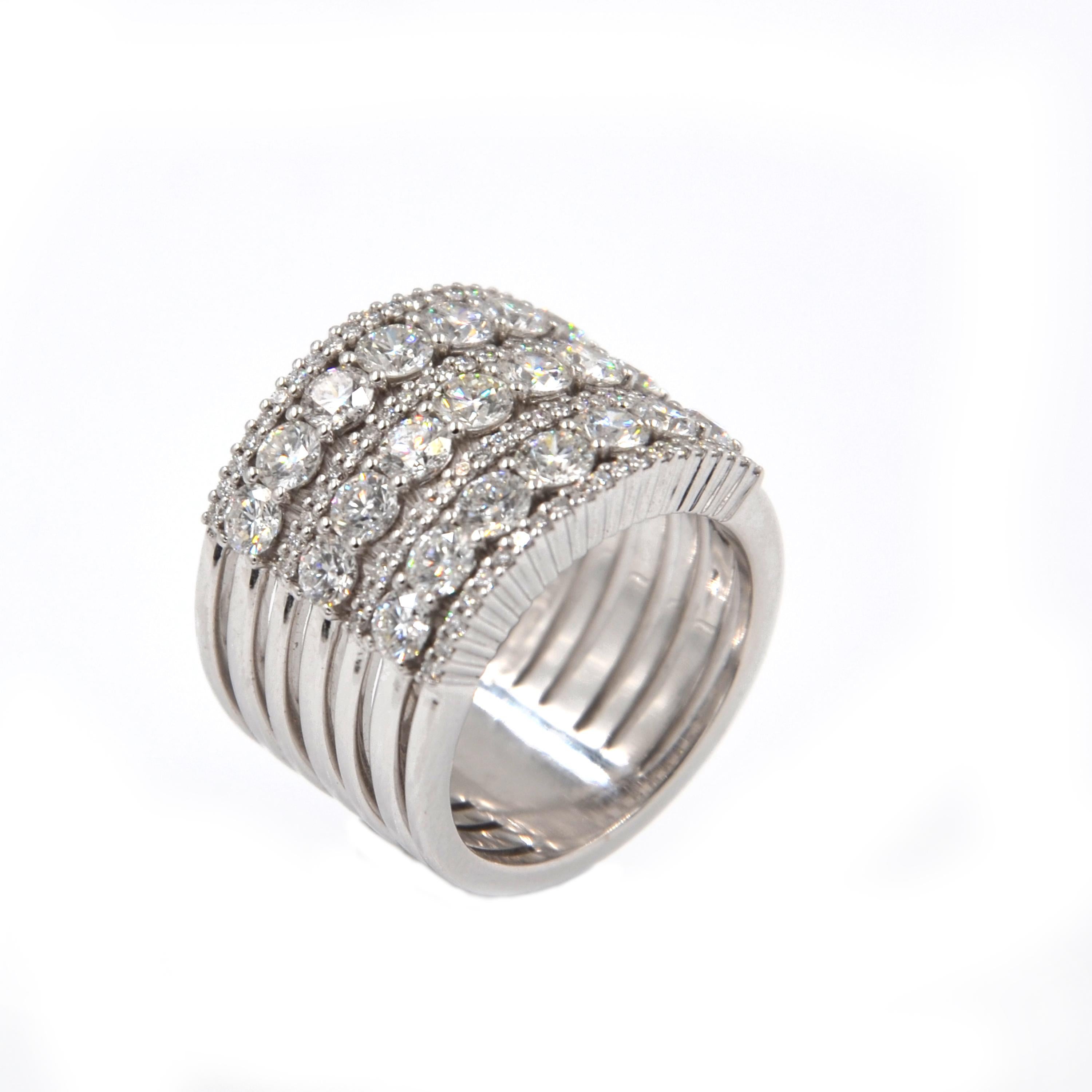 18kt White Gold White Diamonds Garavelli Large Band Ring from Principessa Sofia Collection, in size 54, can be ordered anysize.
Matching bracelet and earrings also available upon order.
18KT GOLD  gr : 16.00
WHITE DIAMONDS ct : 2.99