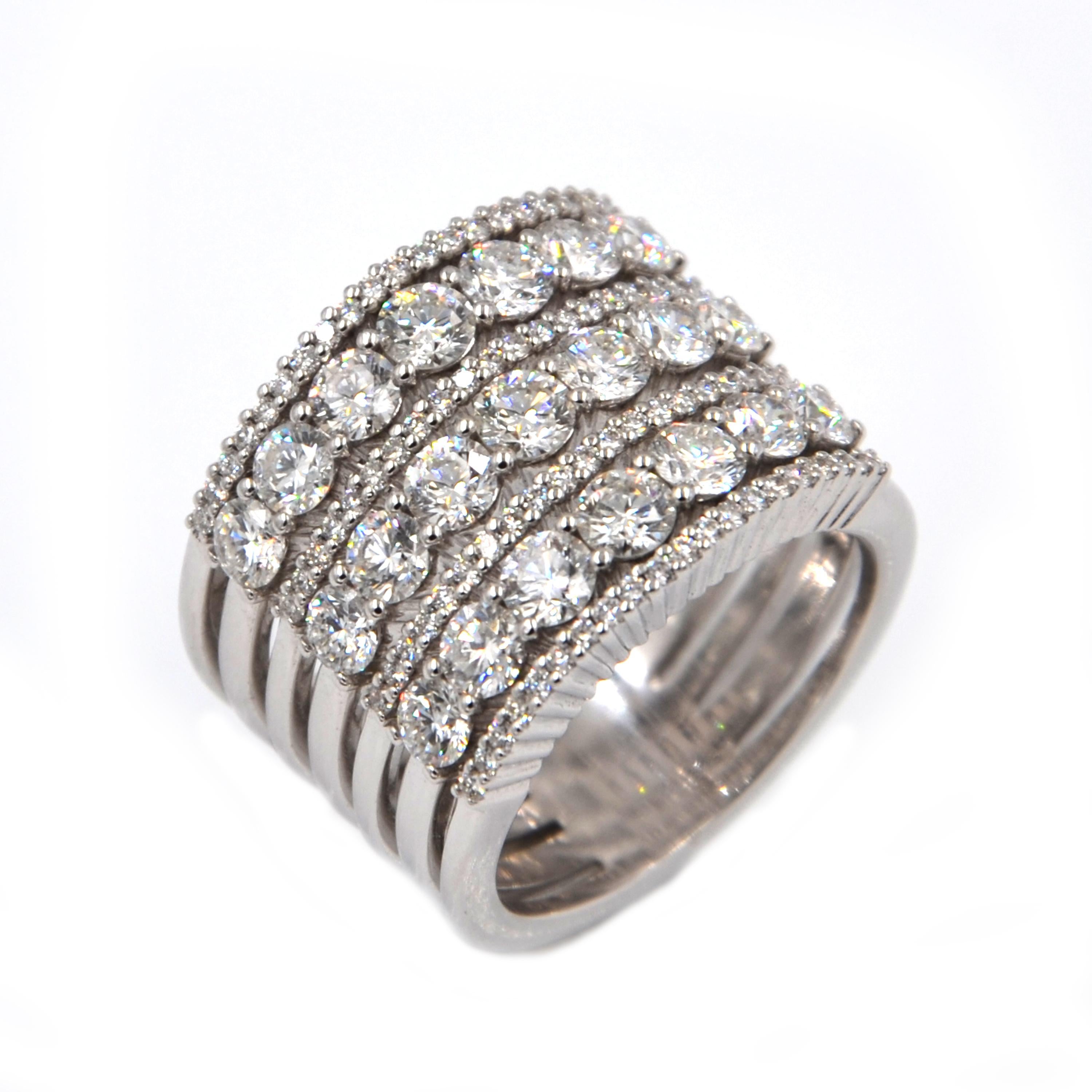 Contemporary 18 Karat White Gold White Diamonds Garavelli Large Band Ring