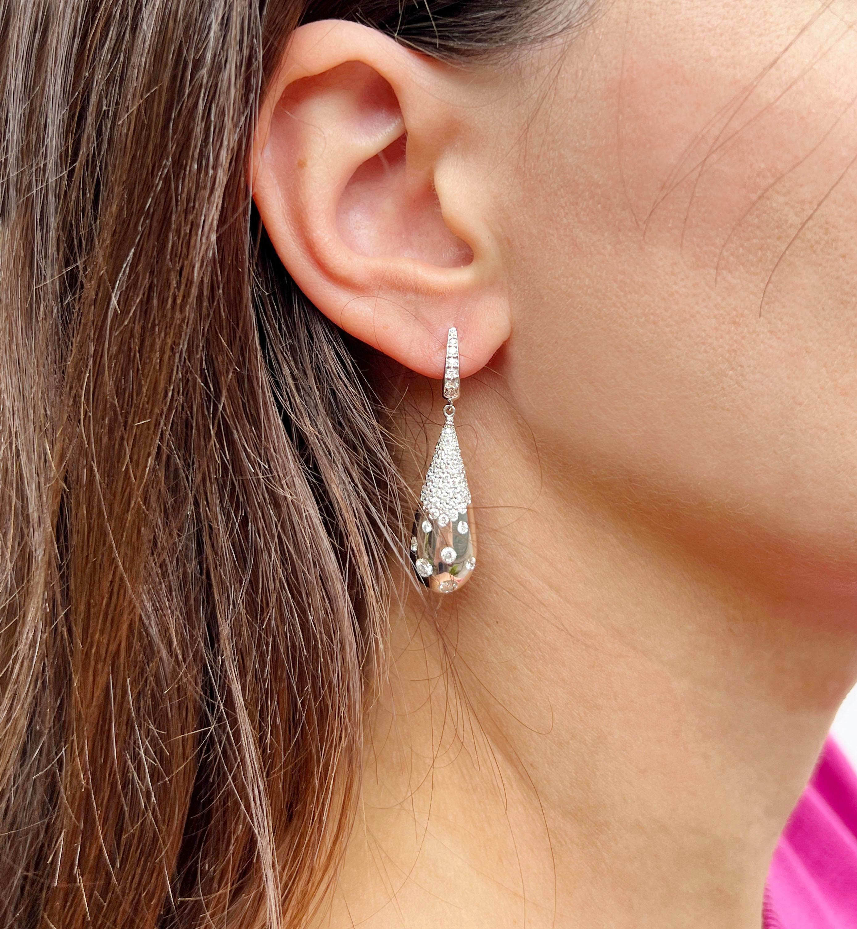 Timeless dangle earrings. 18kt white gold drops embellished with white diamonds, unique pieces, earrings that stand out for their brilliance but for being elegant, simple to wear, ideal earrings for a special event for a party. Designed by Gisella