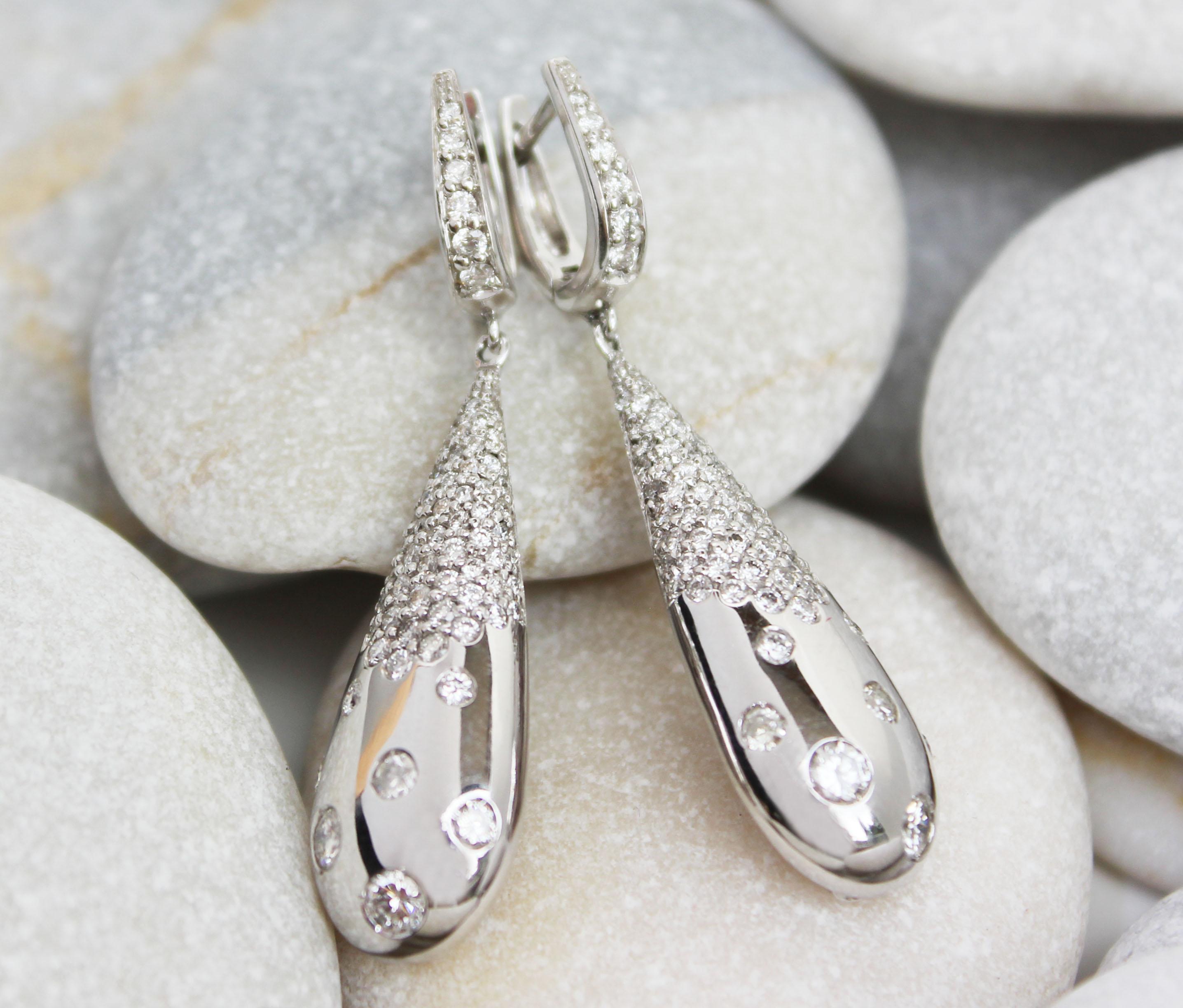 Brilliant Cut 18Kt  White Gold  White Diamonds  Timeless Dangle Earrings For Sale