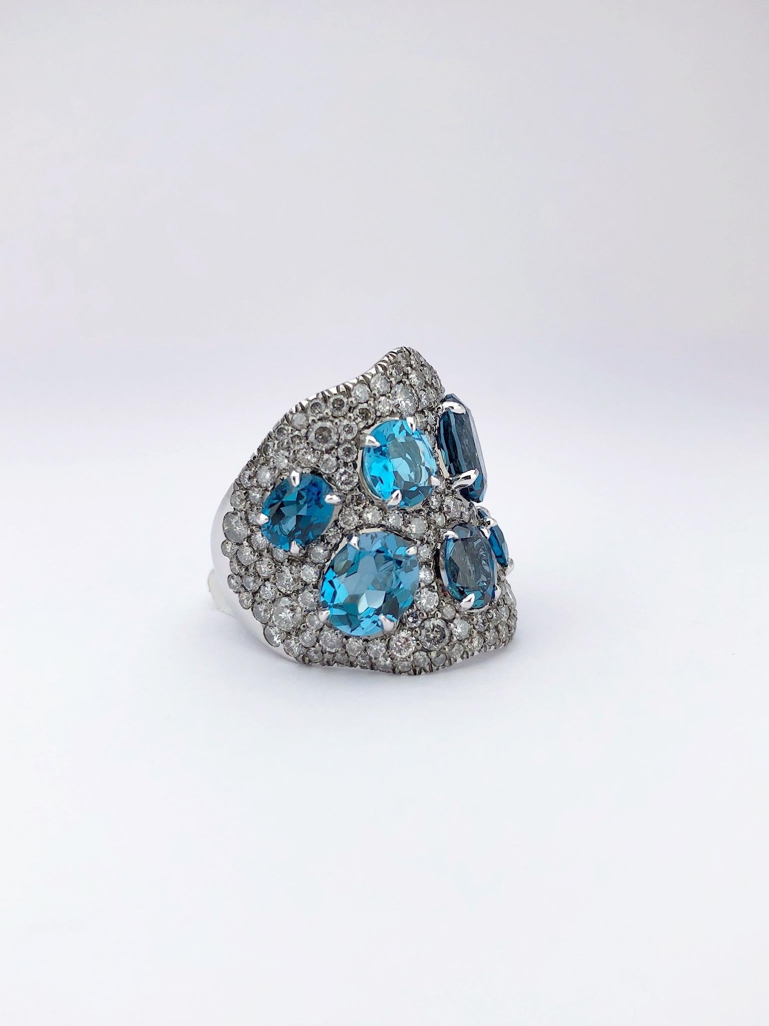 Moderne Large bague vague en or 18 carats, diamant gris argenté de 3,45 carats et topaze bleue de 8,20 carats en vente
