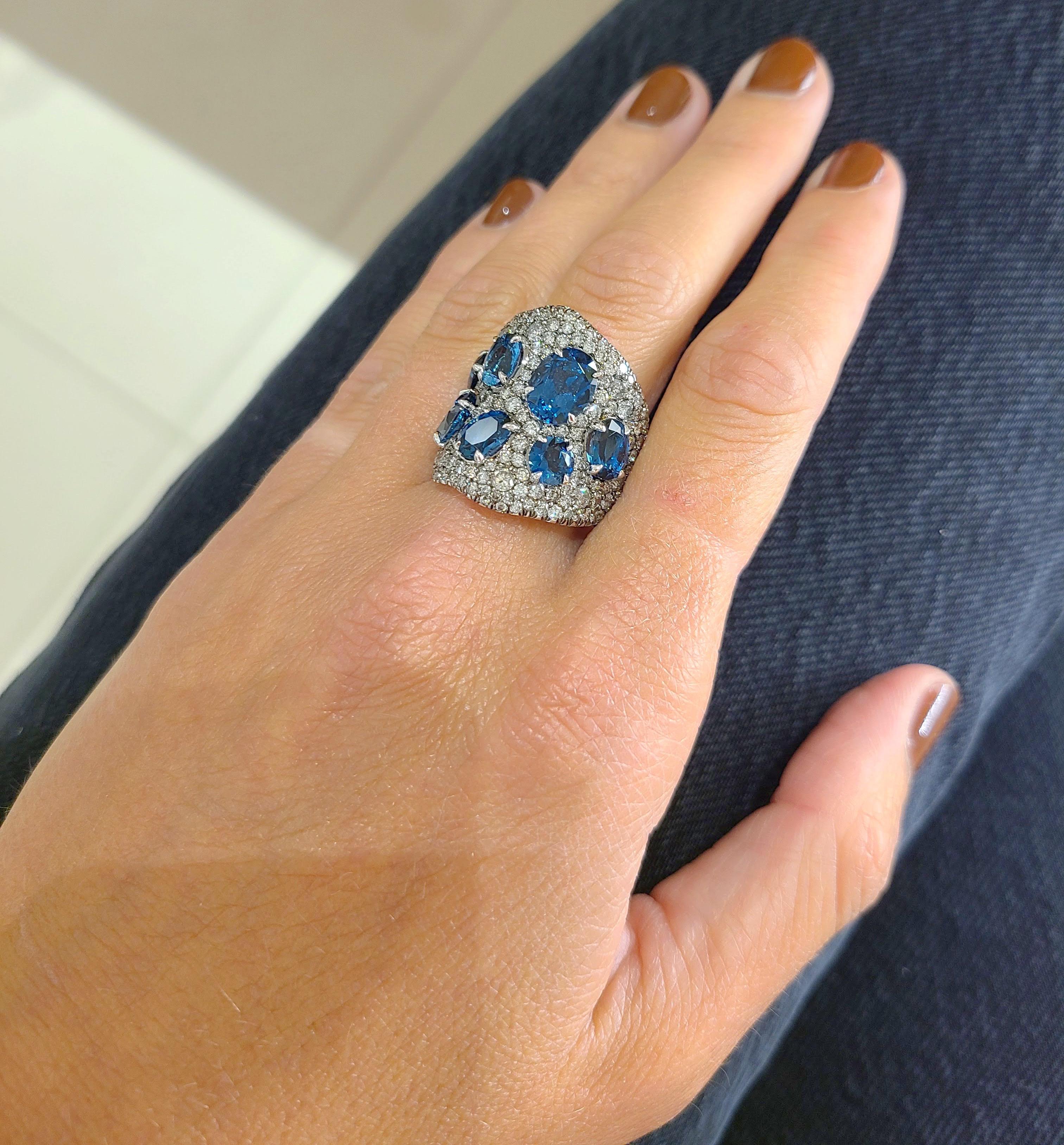 18 Karat Gold Wide, 3.45ct Silver Grey Diamond & 8.20 Carat Blue Topaz Wave Ring In New Condition For Sale In New York, NY