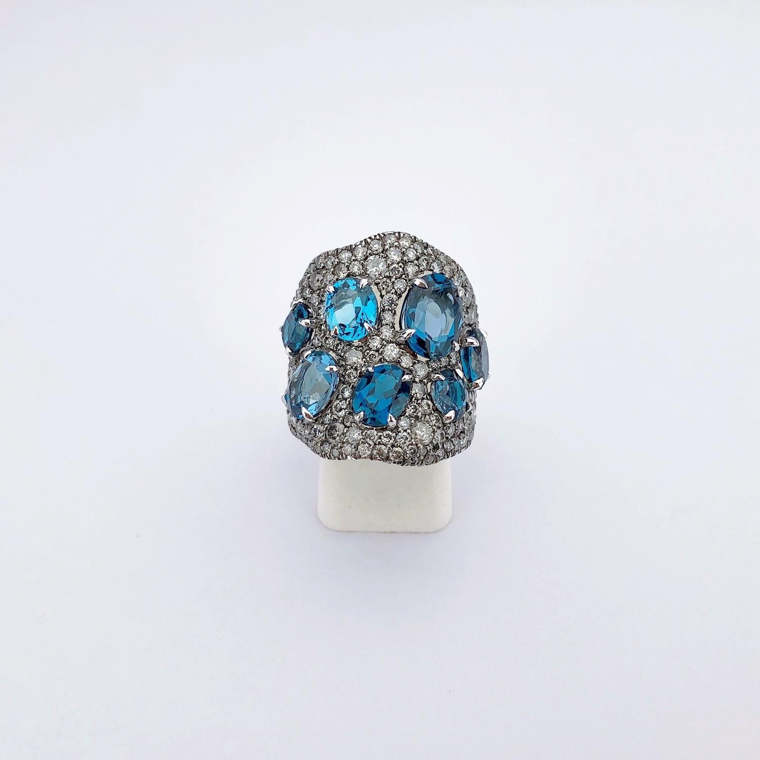 Women's or Men's 18 Karat Gold Wide, 3.45ct Silver Grey Diamond & 8.20 Carat Blue Topaz Wave Ring For Sale