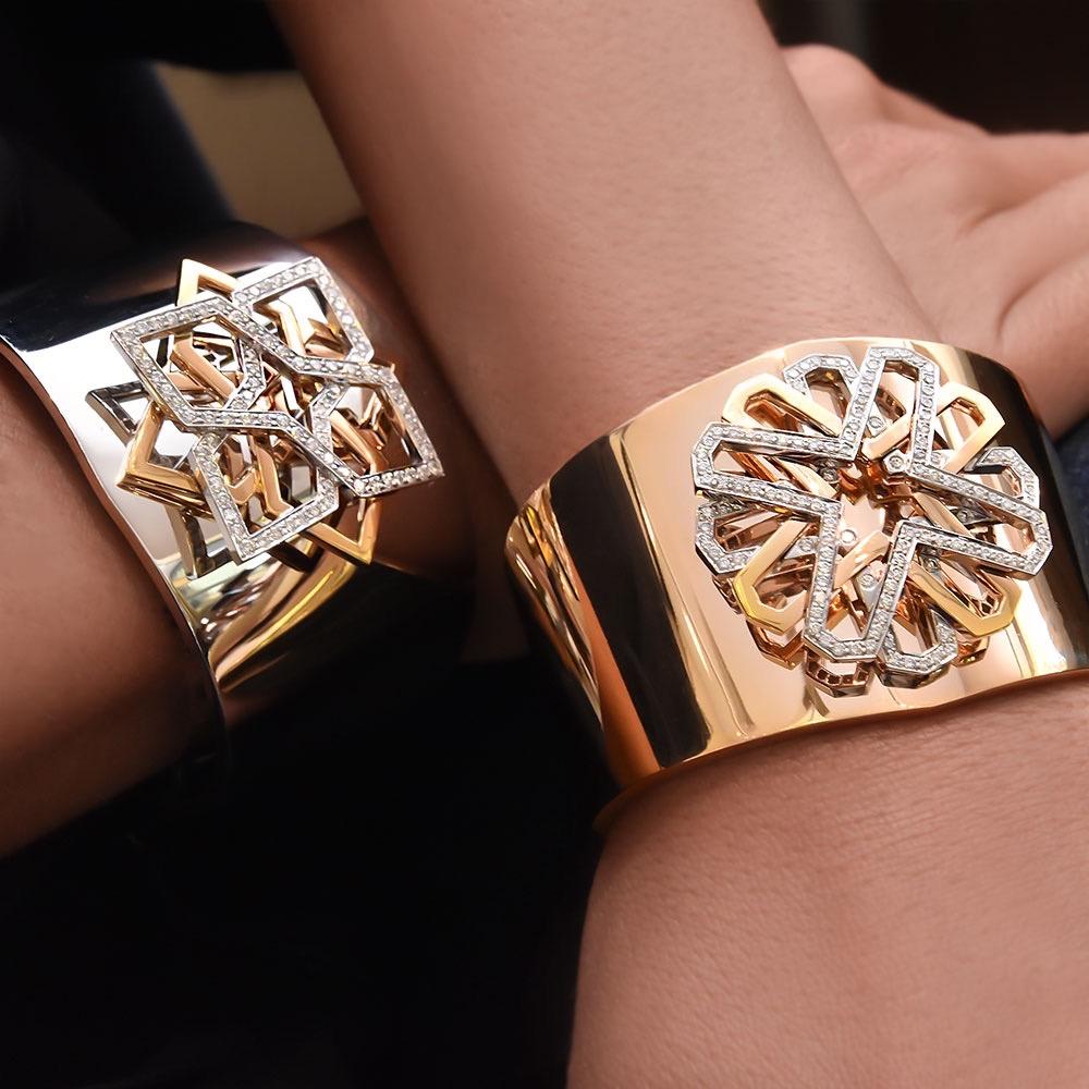 Ce bracelet de manchette audacieux est conçu dans un style très poli  or blanc 18 carats. Le motif central est un dessin géométrique en or rose brillant superposé à une section en or blanc sertie de diamants ronds de taille brillant. Le bracelet