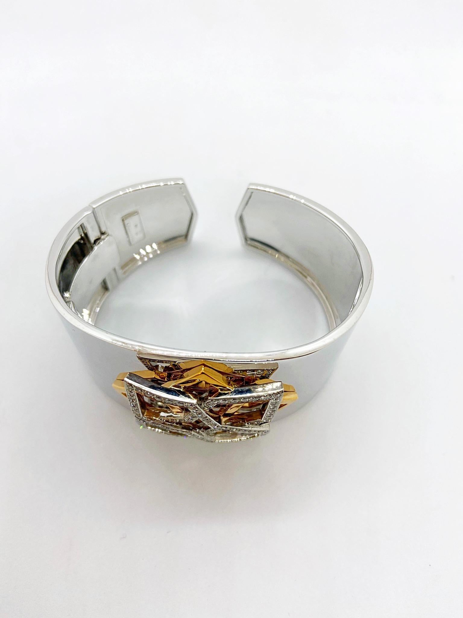 Taille ronde Bracelet manchette large en or blanc 18 carats avec diamants de 1,25 carat et or rose en vente
