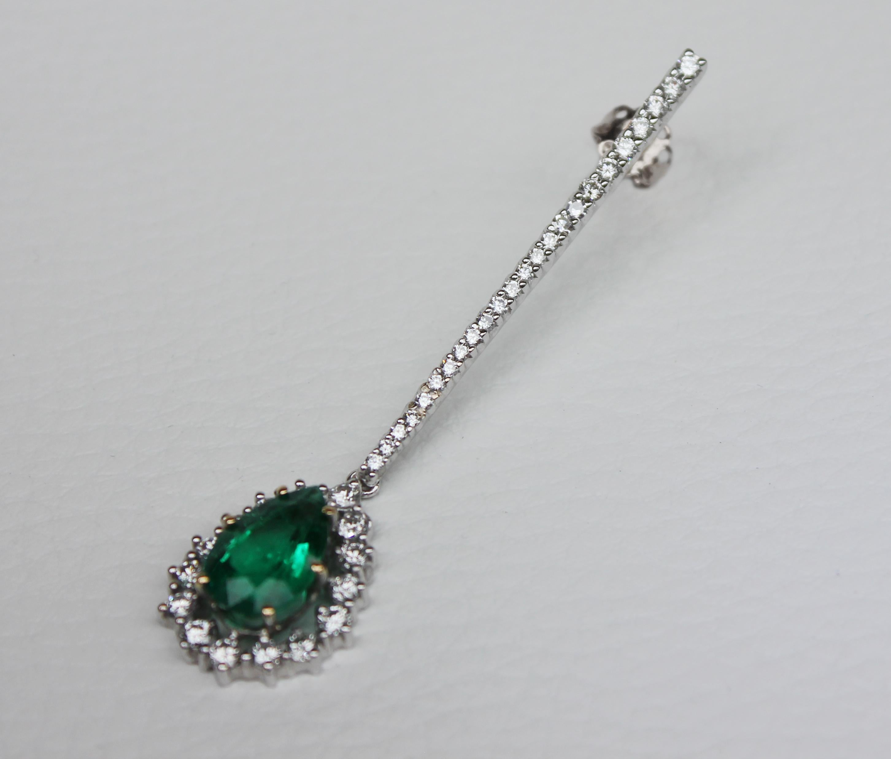 Contemporary 18kt White Gold with Amazing Certificate Drop Emerald and White Diamonds Earring For Sale