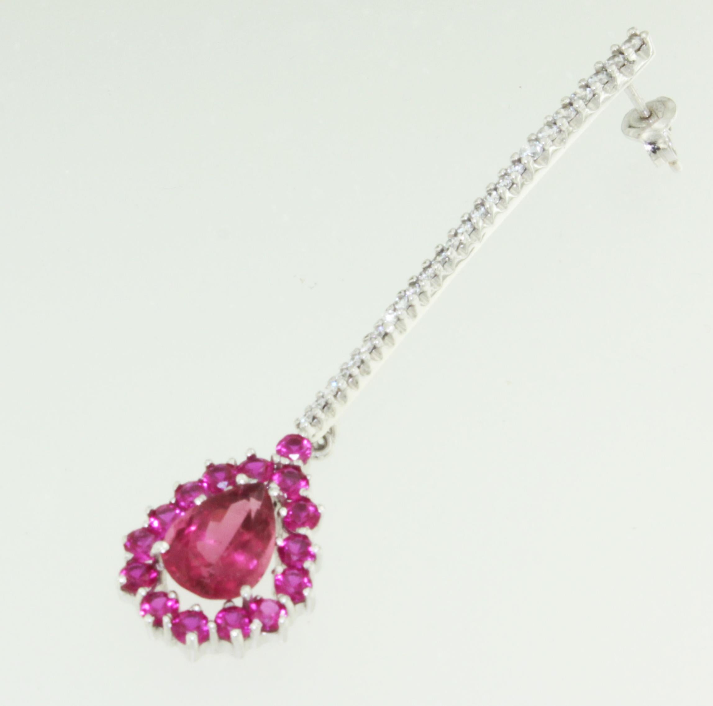 Superbe boucle d'oreille unique en or blanc 18kt . Design/One très spécial et pierres : Tourmaline rose cts 2,50  et diamants blancs de haute qualité total carat 0,40 , Corindon rouge cts 6,25
 Pièce unique . Boucle d'oreille au design unique,
