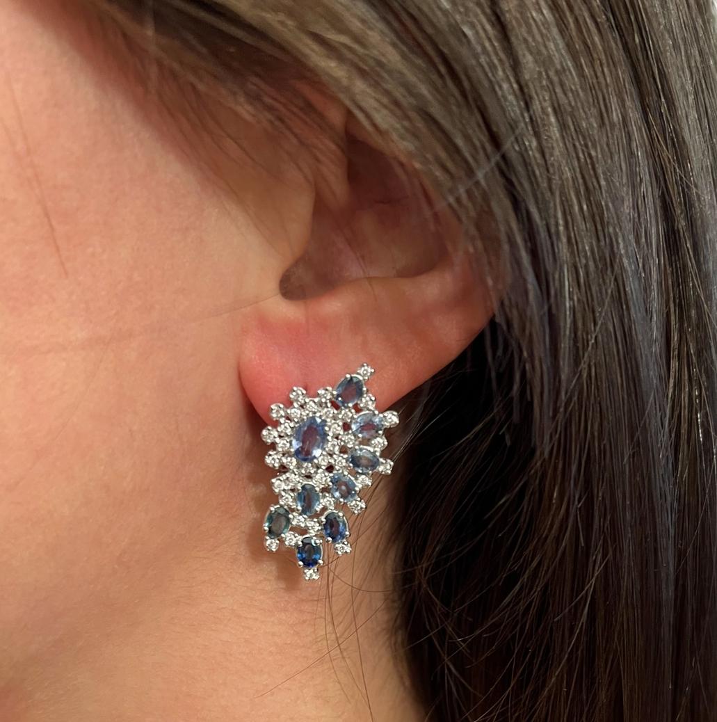 Moderne Boucles d'oreilles étonnantes en or blanc 18 carats avec saphir bleu et diamants blancs en vente