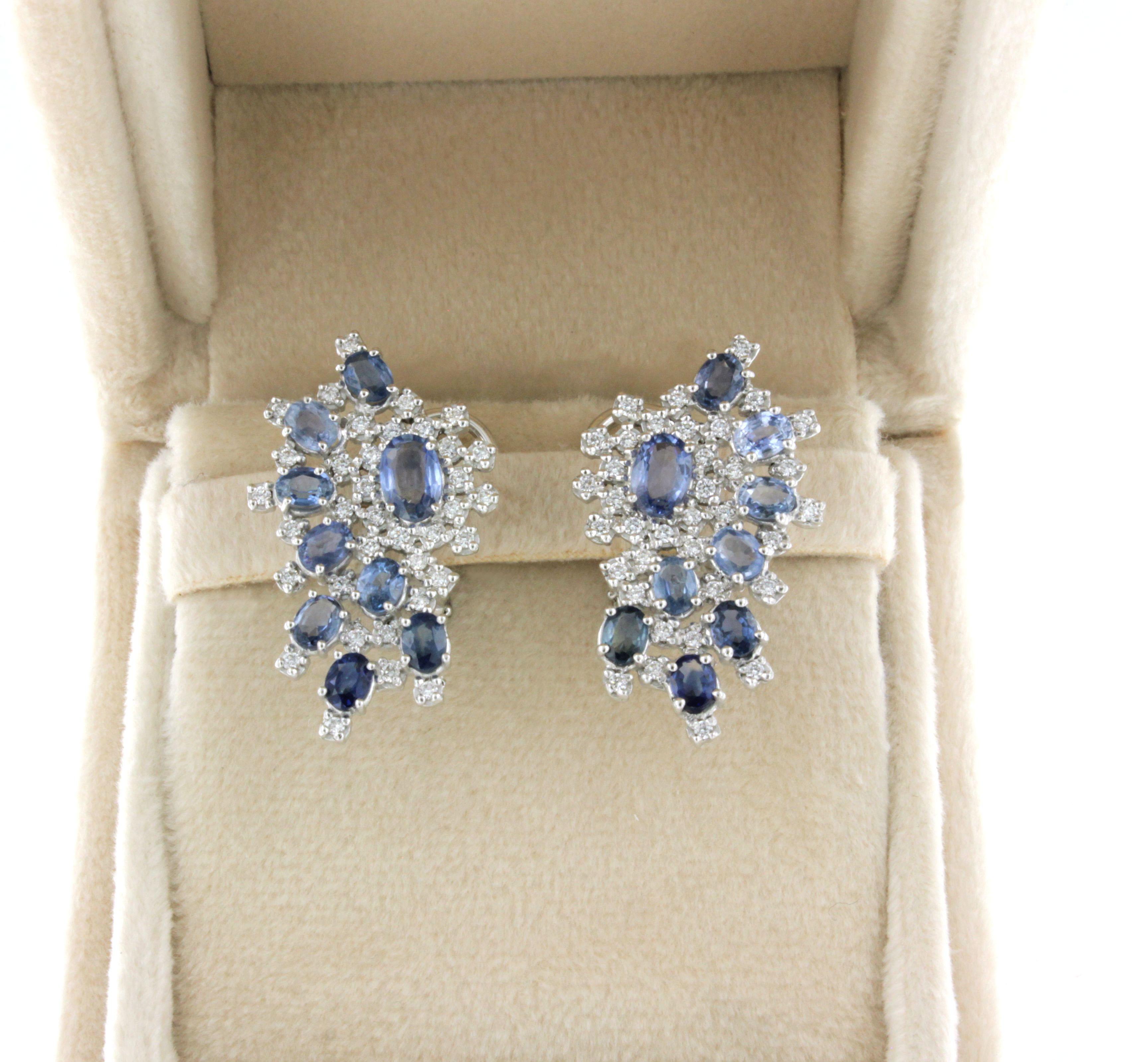Boucles d'oreilles étonnantes en or blanc 18 carats avec saphir bleu et diamants blancs Pour femmes en vente