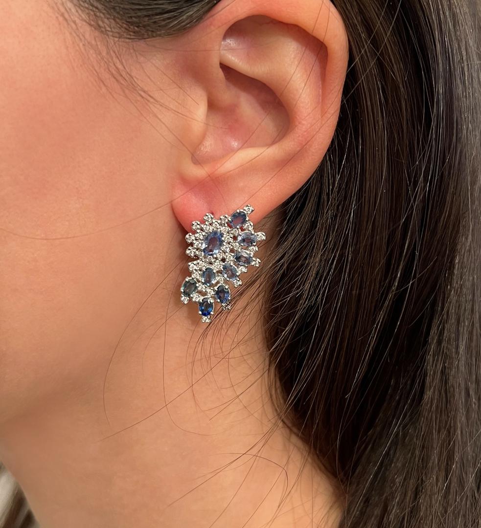Boucles d'oreilles étonnantes en or blanc 18 carats avec saphir bleu et diamants blancs en vente 1