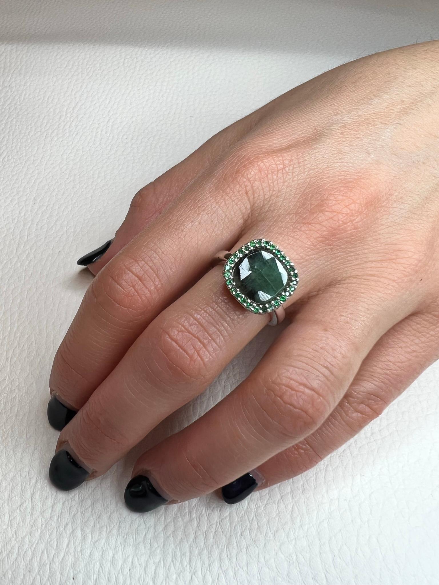 18Kt White Gold with Emerald Ring For Sale 4
