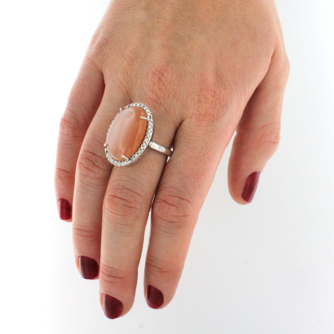 Bague classique et tendance en or blanc 18 carats fabriquée à la main en Italie par Stanoppi Jewellery depuis 1948.   Pierre de lune pêche (taille ovale en cabochon, dimensions : 15x22mm) et diamants blancs cts 0,50 VS couleur G/H. 
Bague de