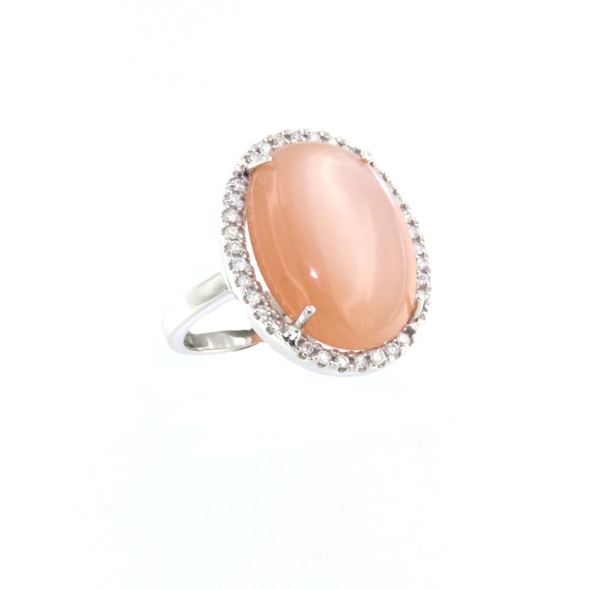 Moderne Bague cocktail moderne en or blanc 18 carats avec pierre de lune et diamants blancs en vente
