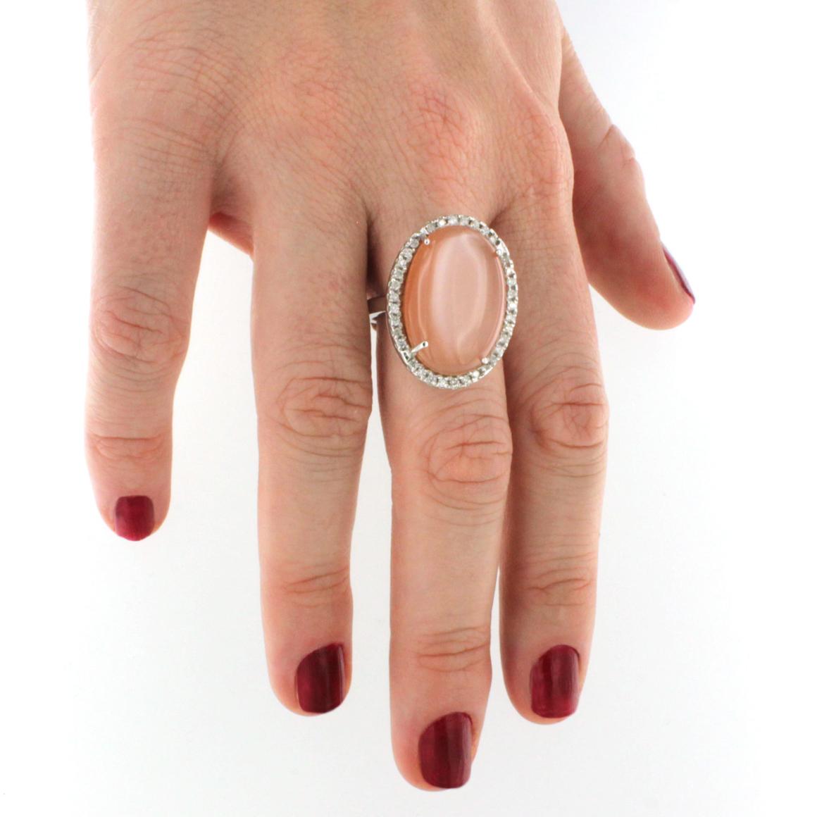 Taille ovale Bague cocktail moderne en or blanc 18 carats avec pierre de lune et diamants blancs en vente