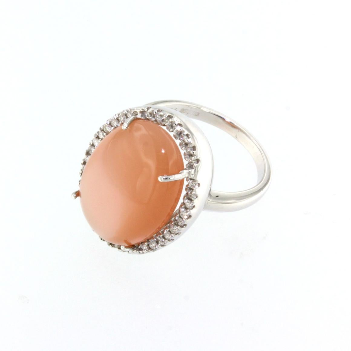 Bague cocktail moderne en or blanc 18 carats avec pierre de lune et diamants blancs en vente 1