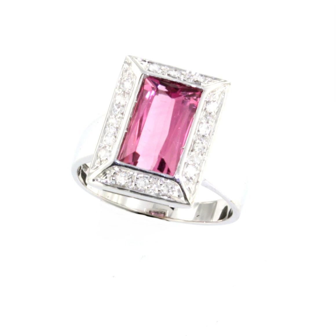 Moderne Bague en or blanc 18 carats avec tourmaline rose et diamants blancs en vente