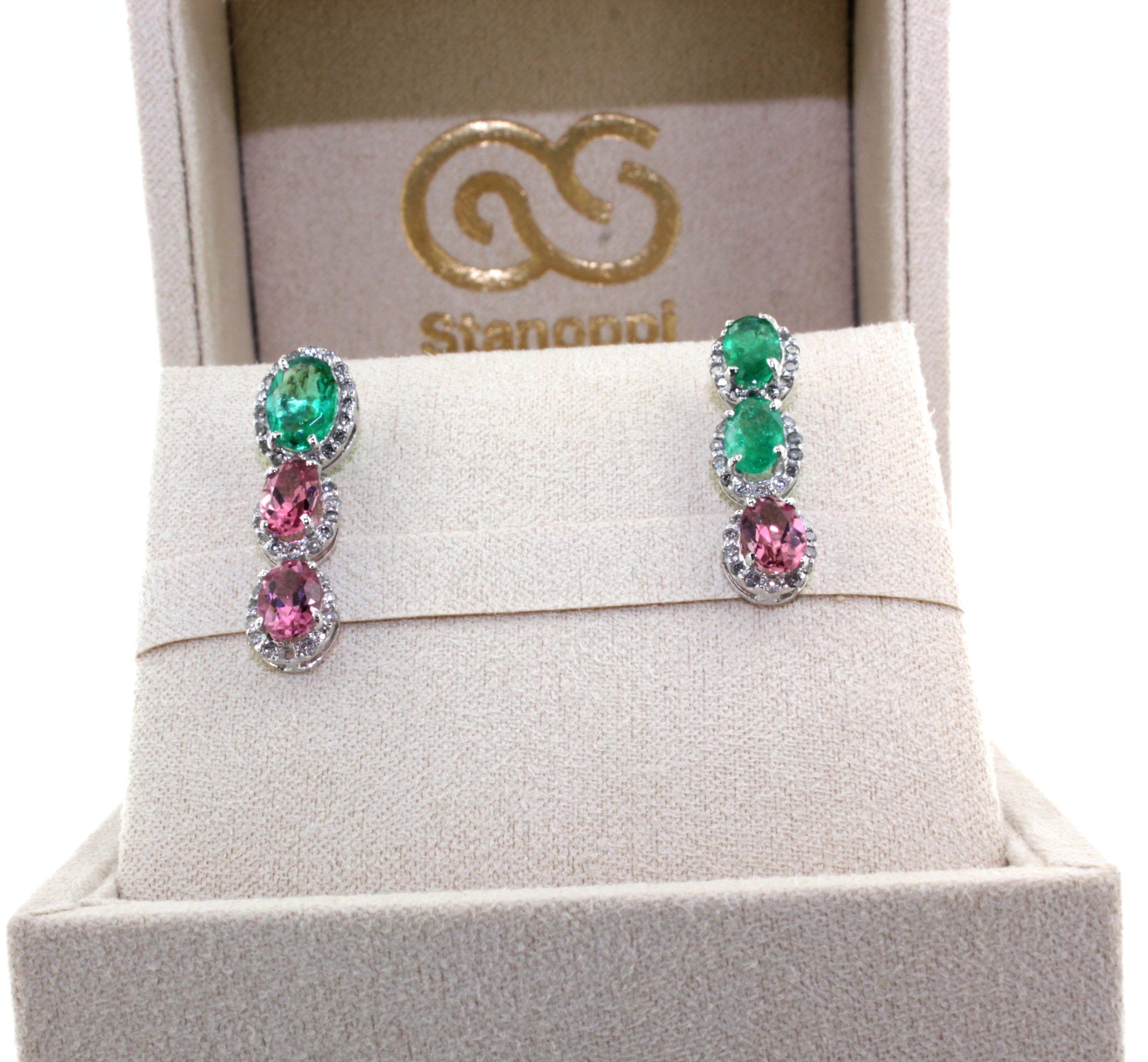 Orecchini classici in oro bianco 18Kt con smeraldi tormalina rosa e diamanti in vendita 2
