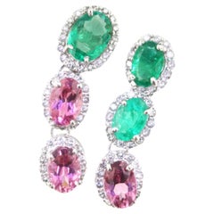 Pendientes clásicos de oro blanco de 18 quilates con turmalina rosa, esmeraldas y diamantes