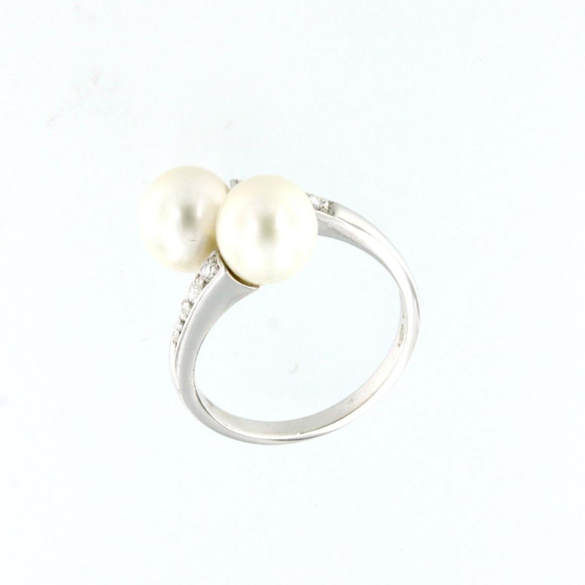Round Cut 18Kt White Gold with White Diamonds and Pearls Ring For Sale