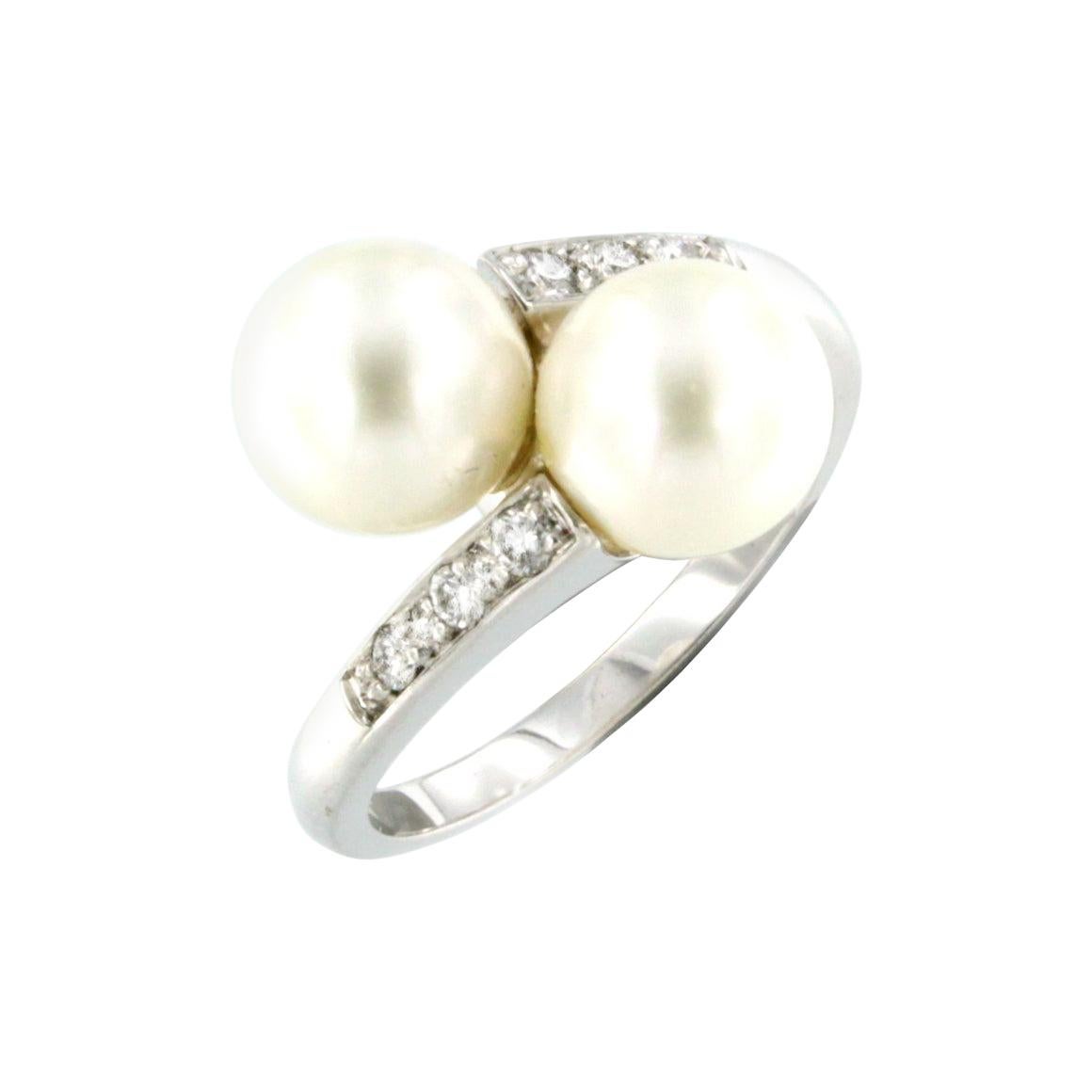 Bague en or blanc 18 carats avec diamants blancs et perles en vente