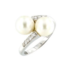 Anillo de oro blanco de 18 quilates con diamantes blancos y perlas