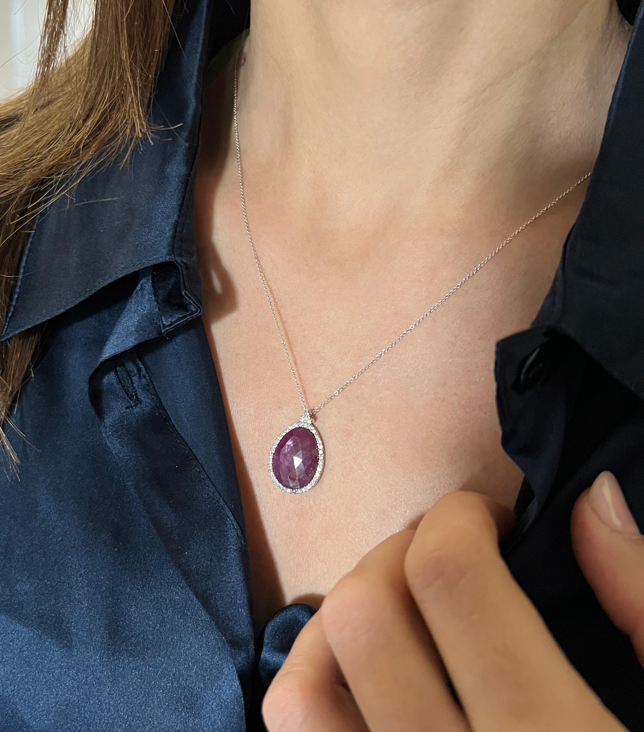 Eleganter Anhänger aus 18-karätigem Gold mit tropfenförmigem Rubinwurzelstein
Der intensiv rosa/rote Stein leuchtet mit den Umrissen weißer Diamanten.
Der Anhänger wird mit einer dünnen 18-karätigen Weißgoldkette geliefert, eine sehr dünne Kette