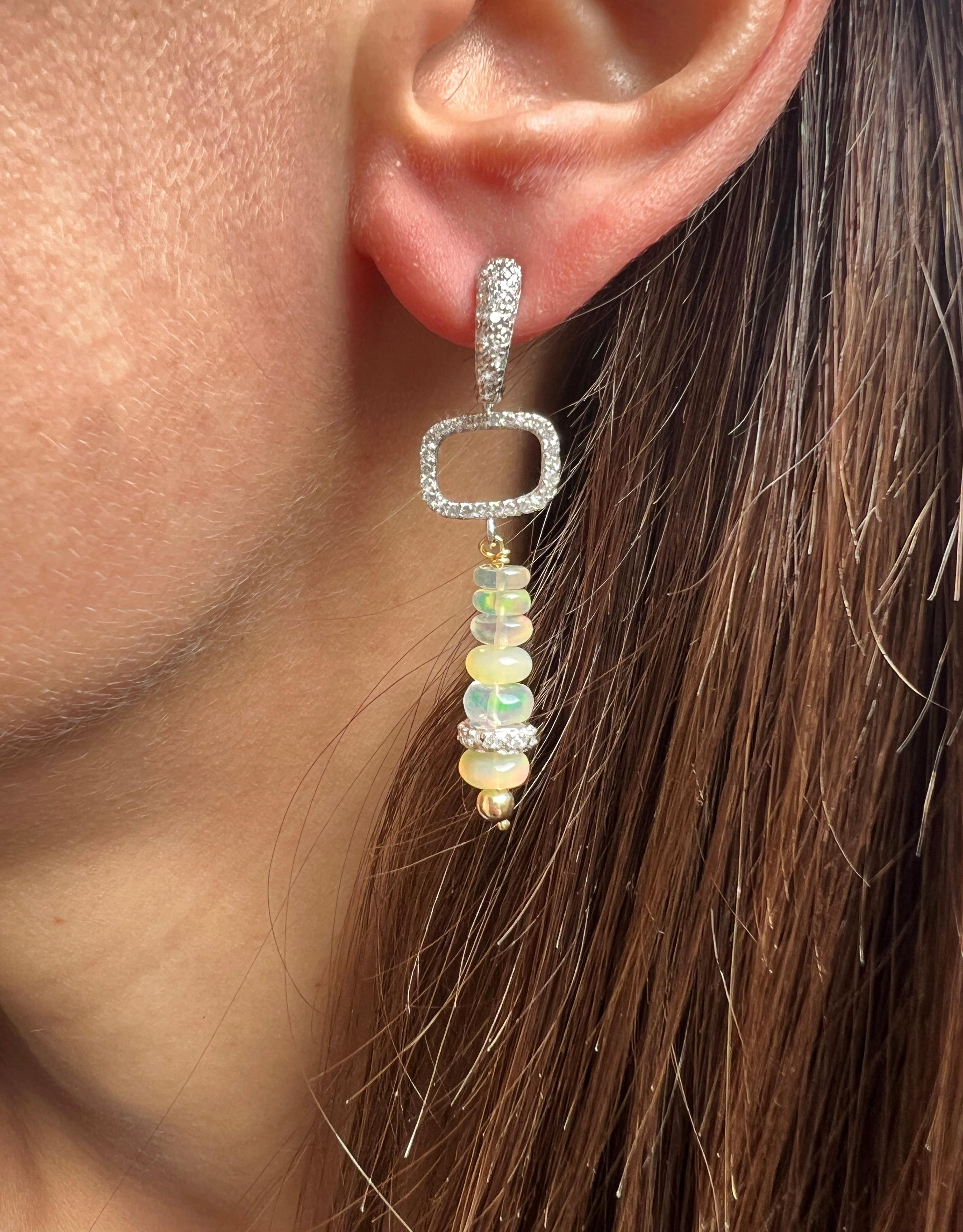 Boucles d'oreilles en or blanc 18kt faisant partie de la nouvelle collection 2024 créée par la Designer Gisella pièces faites à la main, soignées dans les moindres détails, combinaison de couleurs délicates et raffinées. Les bijoux fabriqués par la