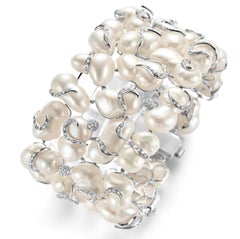 Pulsera Yvel de oro blanco de 18 quilates con perlas y diamantes de 5 ct